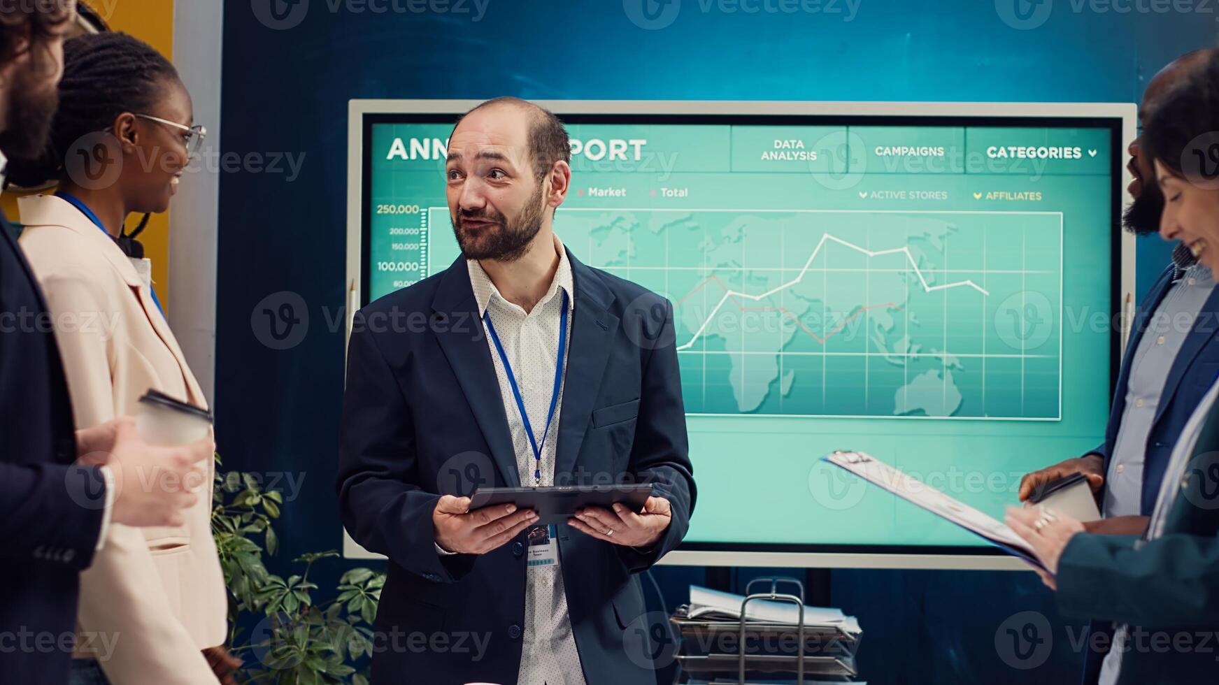 gelukkig zelfverzekerd collega's vergadering in een conferentie kamer naar recensie hun resultaten, aan het studeren infographics en terugkoppeling van belanghebbenden. verheugd team leider en medewerkers delen indrukken. camera a. foto