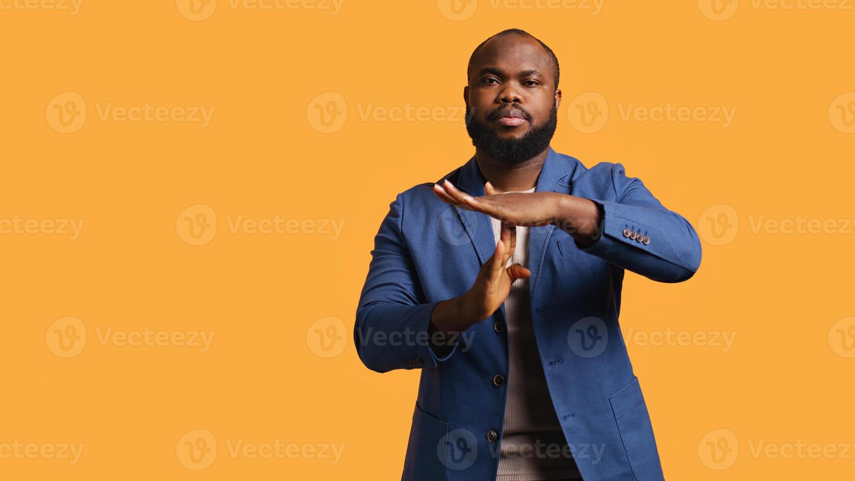 portret van assertief bipoc Mens vragen voor time-out, aan het doen hand- gebaren, gevoel vermoeid. ongelukkig persoon aan het doen heftig pauze teken gebaren, wensen voor pauze, studio achtergrond, camera b foto