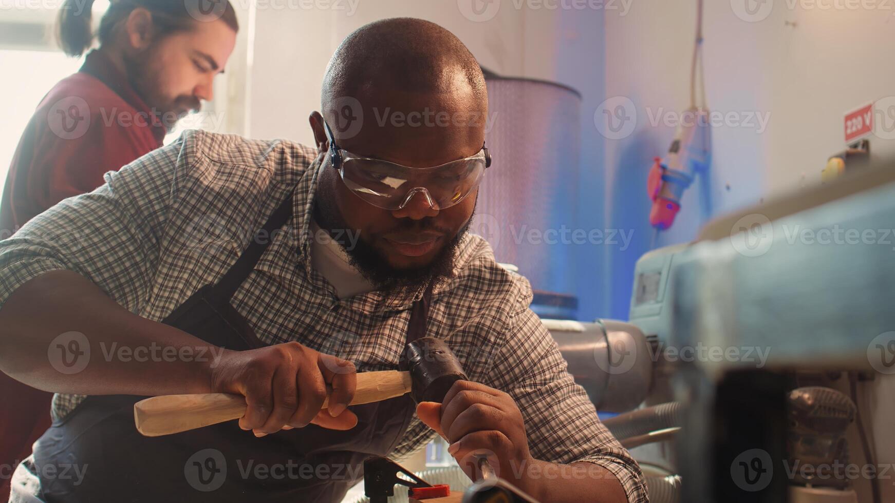 Afrikaanse Amerikaans fabrikant vormgeven rauw hout gebruik makend van beitel en hamer, creëren hout kunst, maken nauwkeurig bezuinigingen. artiest maken handgemaakt hout beeldhouwwerken, gravure timmerhout met hulpmiddelen, camera b dichtbij omhoog foto