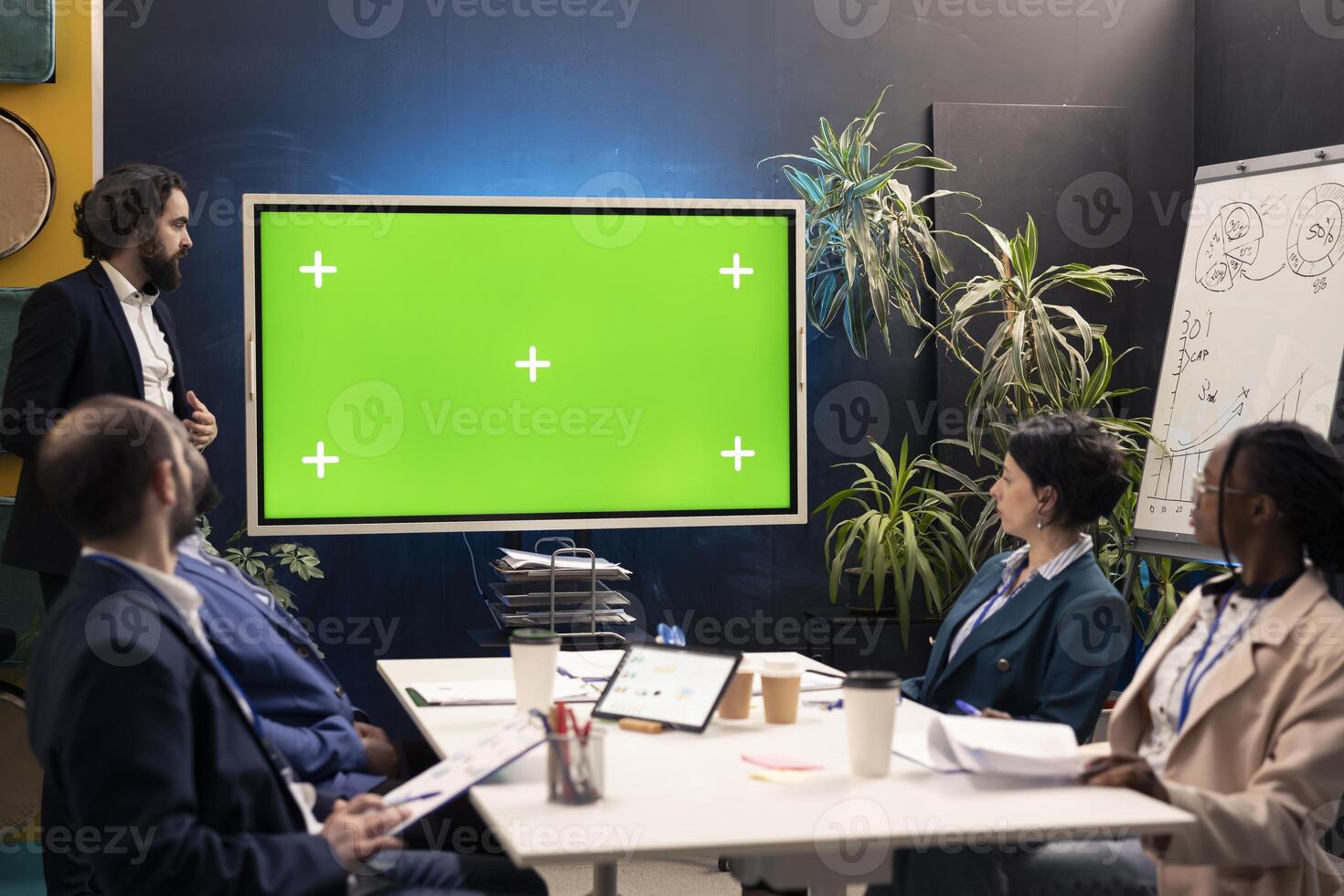 zakelijke team gebruik makend van groene scherm interactief bord Scherm in een werkplaats ontmoeting, werken naar verbeteren hun vaardigheden en productiviteit. bedrijf arbeiders bereiden voor geslaagd samenwerking. foto