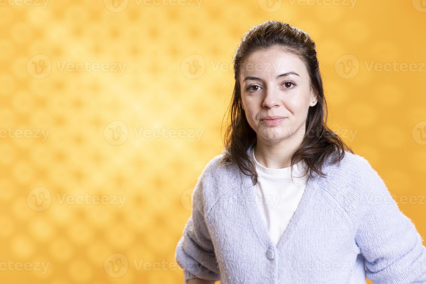 portret van glimlachen vrouw poseren, gevoel gelukkig en ontspannen, geïsoleerd over- geel studio achtergrond. levendig stralend Kaukasisch persoon gevoel zorgeloos en vrolijk, dichtbij omhoog schot foto