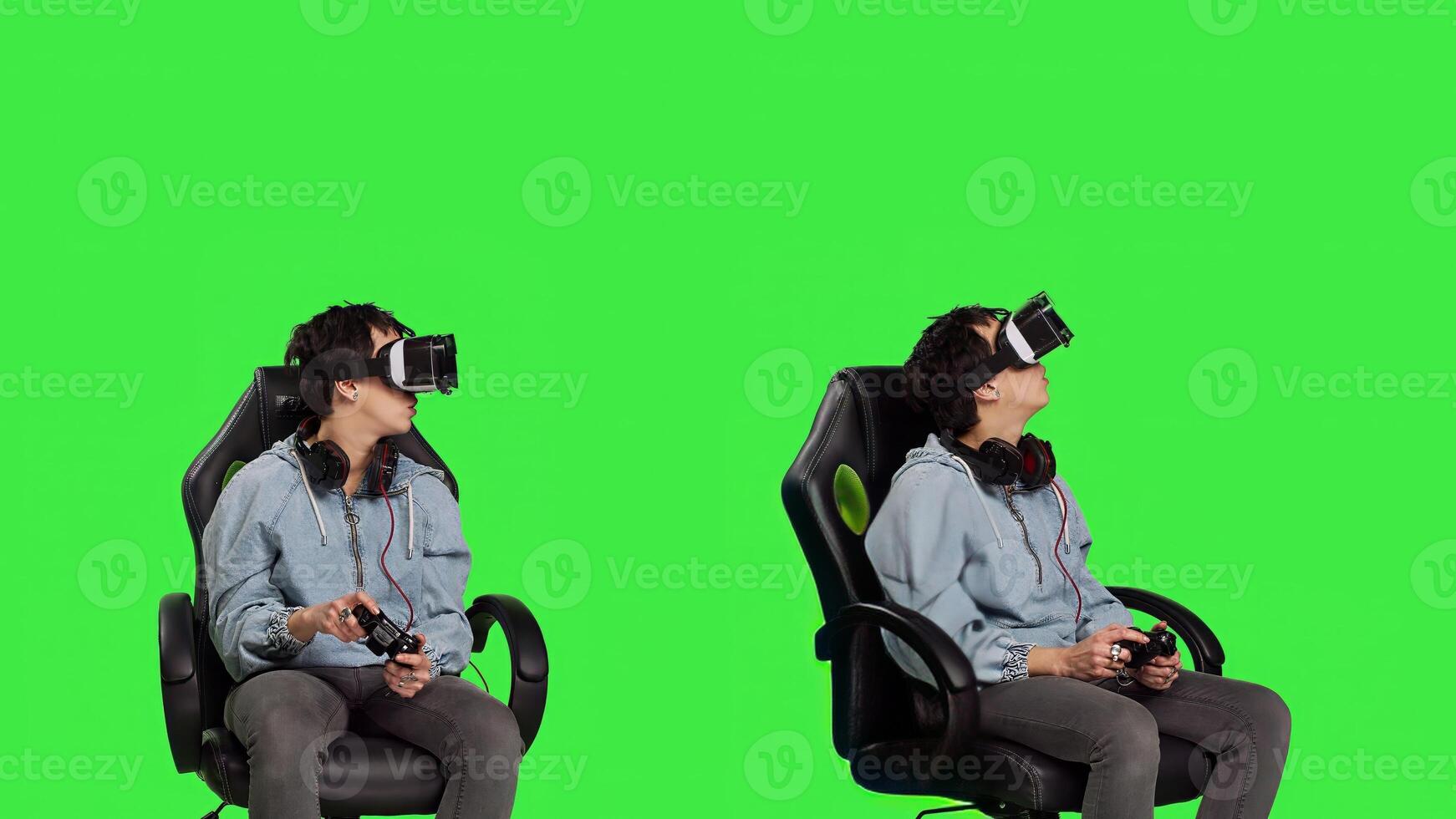 vrouw spelen spellen gebruik makend van virtueel realiteit koptelefoon in studio, genieten van cyberspace 3d gaming toernooi tegen groene scherm achtergrond. gamer hebben pret met vr bril. camera b. foto