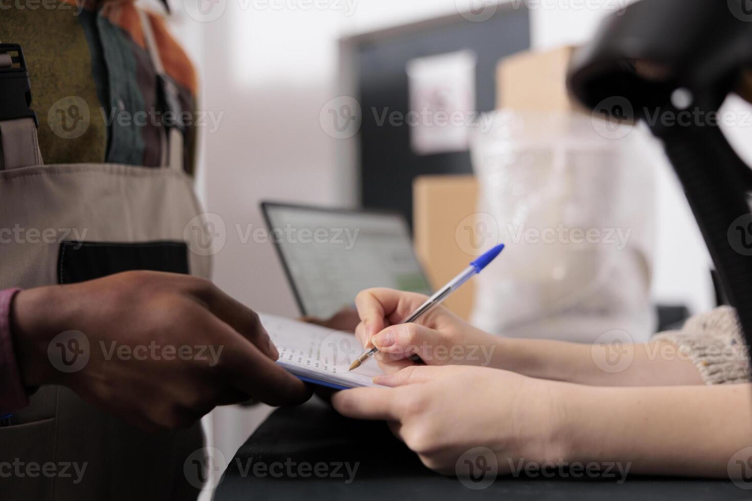 opslagruimte kamer leidinggevende ondertekening levering documenten, Afrikaanse Amerikaans werknemer werken Bij klanten bestellingen voorbereidingen treffen pakketjes in pakhuis. verschillend team staand Bij teller in magazijn. dichtbij omhoog foto