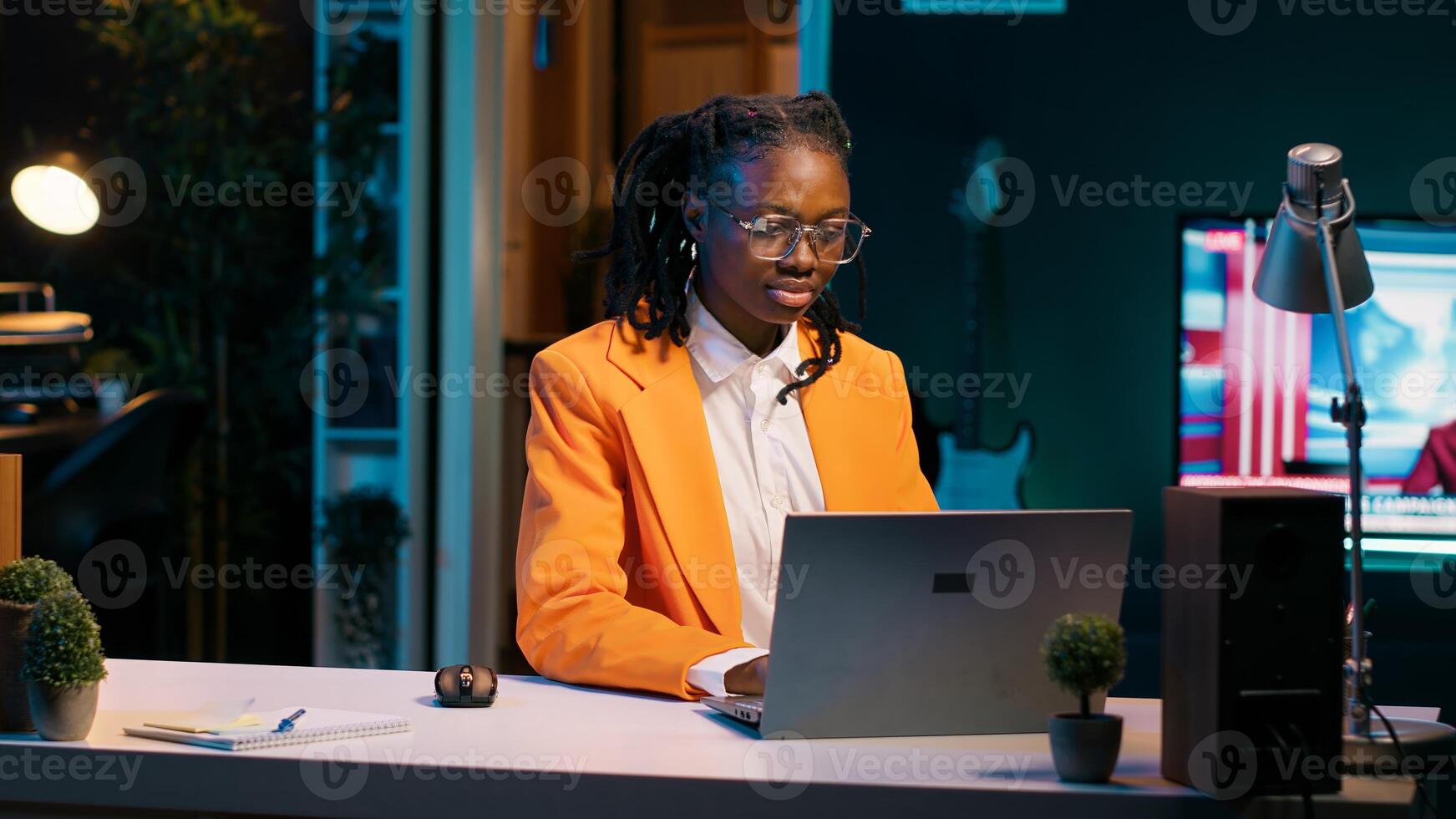 leerling herzien Cursus materialen en lezing aantekeningen voordat binnengaan virtueel web klas, bedrijf toediening cursussen. leerling aan het leren naar interpreteren gegevens gebruik makend van rekenbladen. camera a. foto