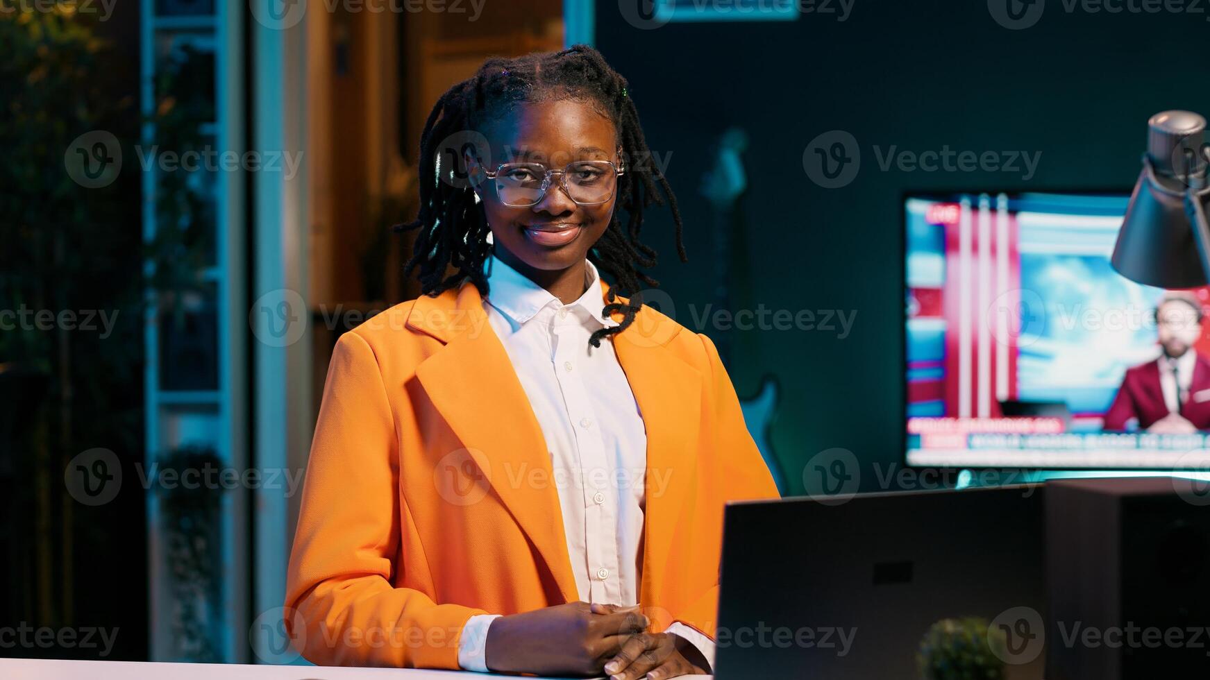 portret van Universiteit leerling zittend Bij haar huis bureau gebruik makend van laptop naar Doen school- taken. jong vrouw verkennen carrière paden en netwerken mogelijkheden door professioneel platformen. camera a. foto