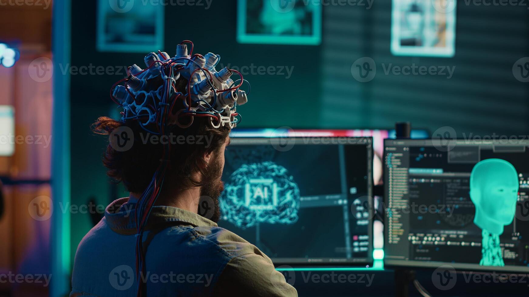 ingenieur met eeg koptelefoon Aan programmering hersenen overdracht in computer virtueel wereld, samenvoegen met kunstmatig intelligentie. transhumanistisch gebruik makend van neurowetenschappen naar krijgen digitaal ziel, camera een foto