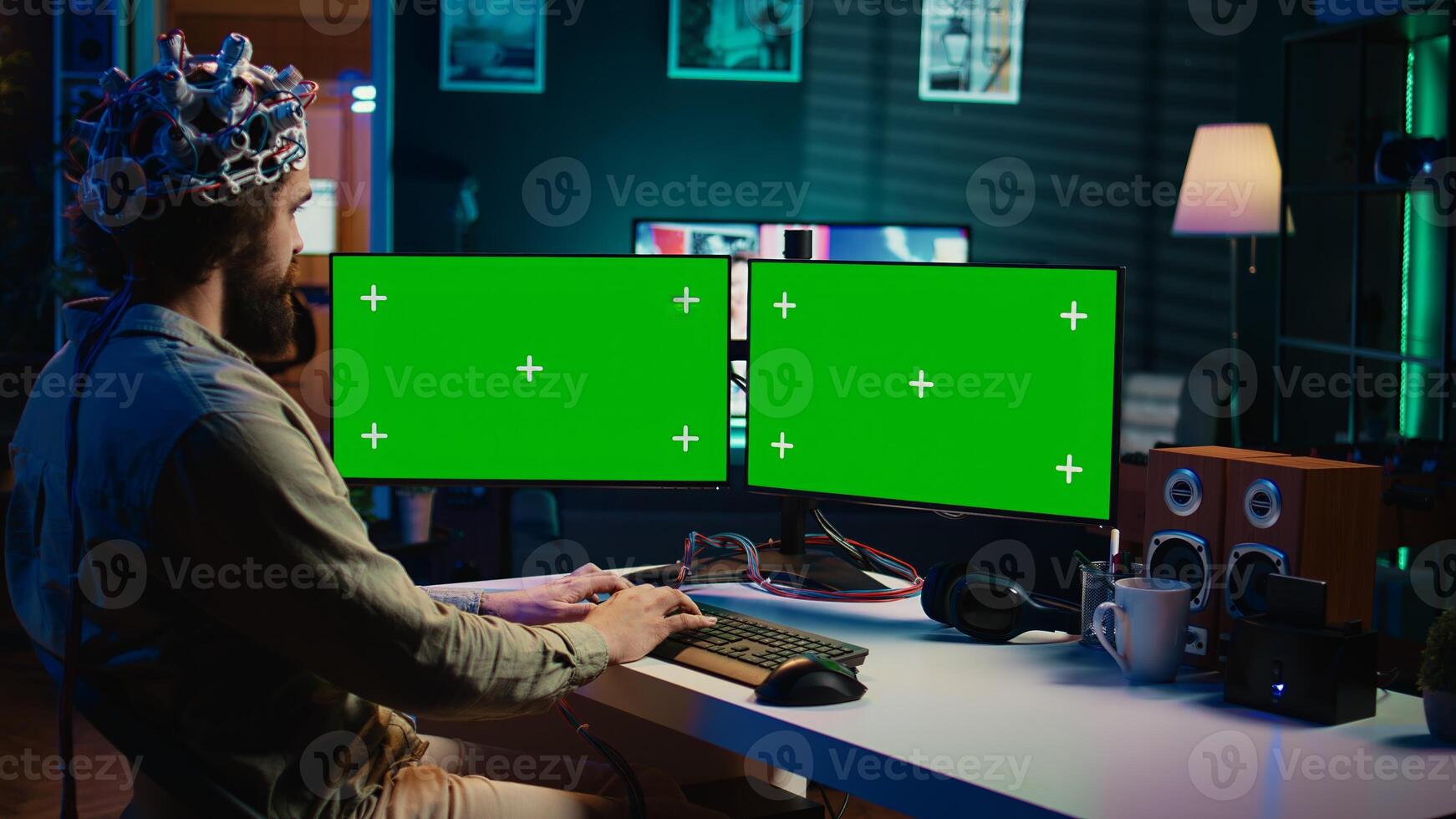 computer ingenieur gebruik makend van eeg koptelefoon, beginnend geest uploaden werkwijze gebruik makend van groen scherm pc. Mens gebruik makend van neurowetenschappelijk apparaat naar overdracht bewustzijn in cyberspace met mockup monitoren, camera b foto