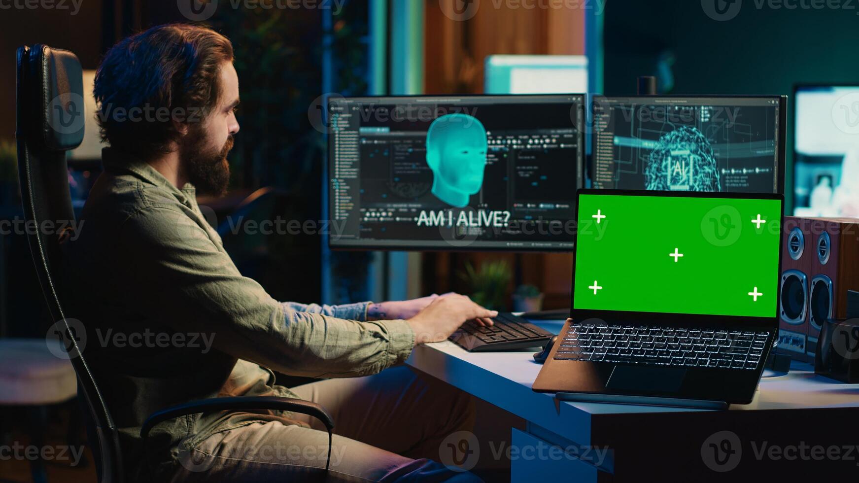 ai worden bewust, chatten met computer wetenschapper, vragen existentieel vragen, groen scherm laptop. concept van kunstmatig intelligentie- winnen bewustzijn, chroma sleutel notitieboekje, camera een foto