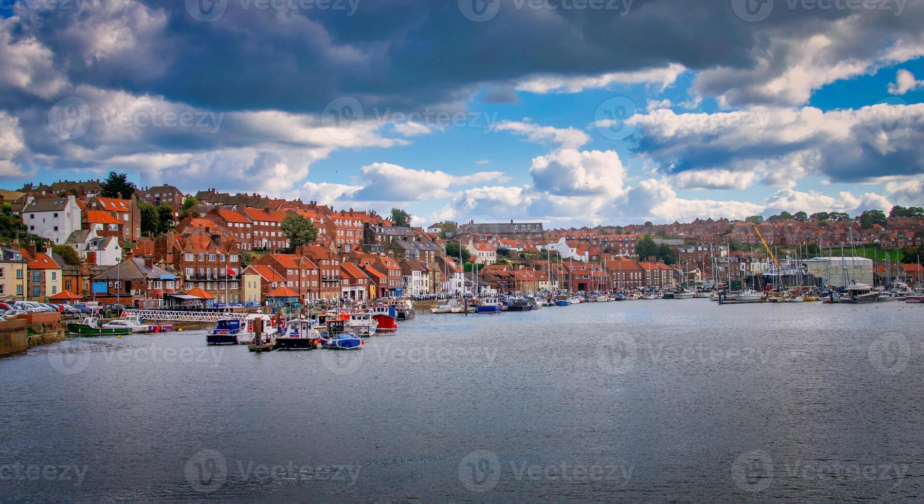 Whitby abdij is een kust stad- en haven Bij dag in noorden yorkshire, uk foto