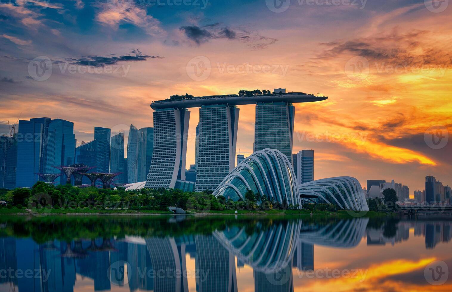 Singapore horizon en visie van wolkenkrabbers Aan jachthaven baai visie van de tuin door de baai Bij zonsondergang tijd foto