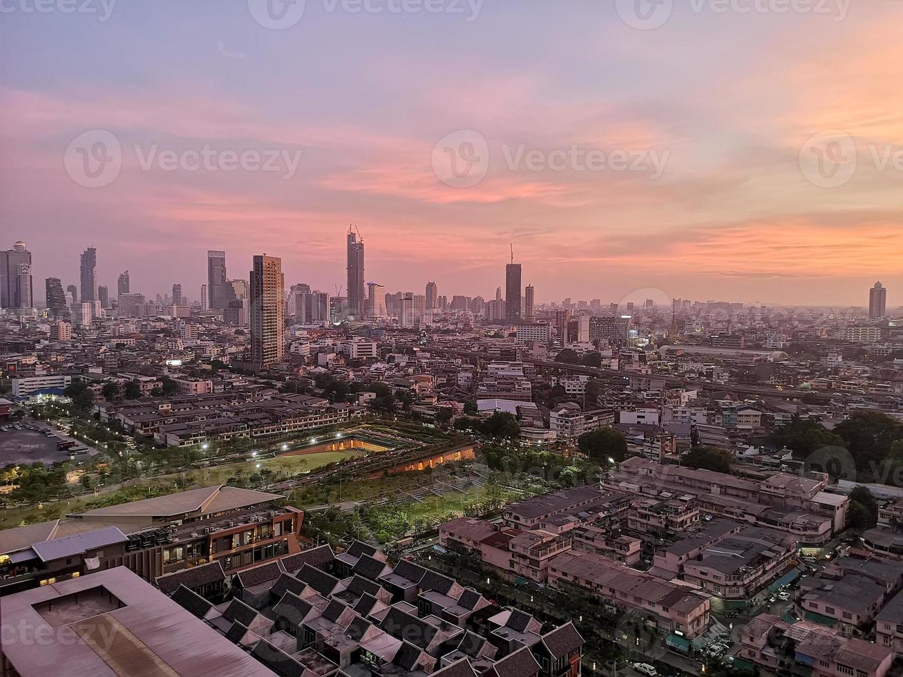 skyline van de stad van bangkok bij zonsondergang foto