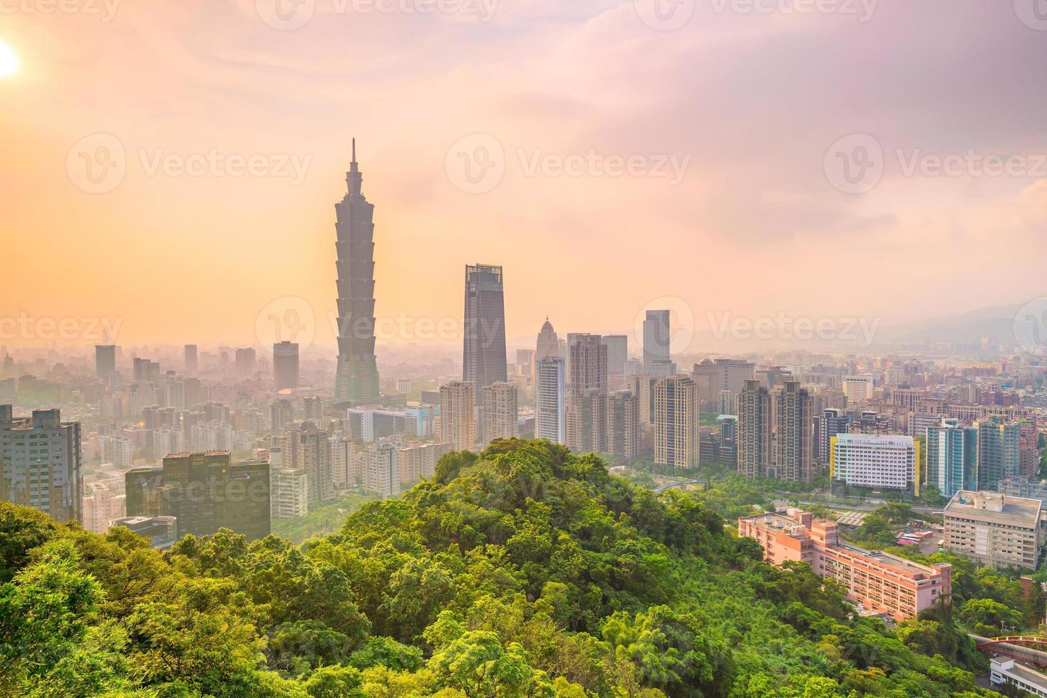 stad van taipei skyline bij schemering foto