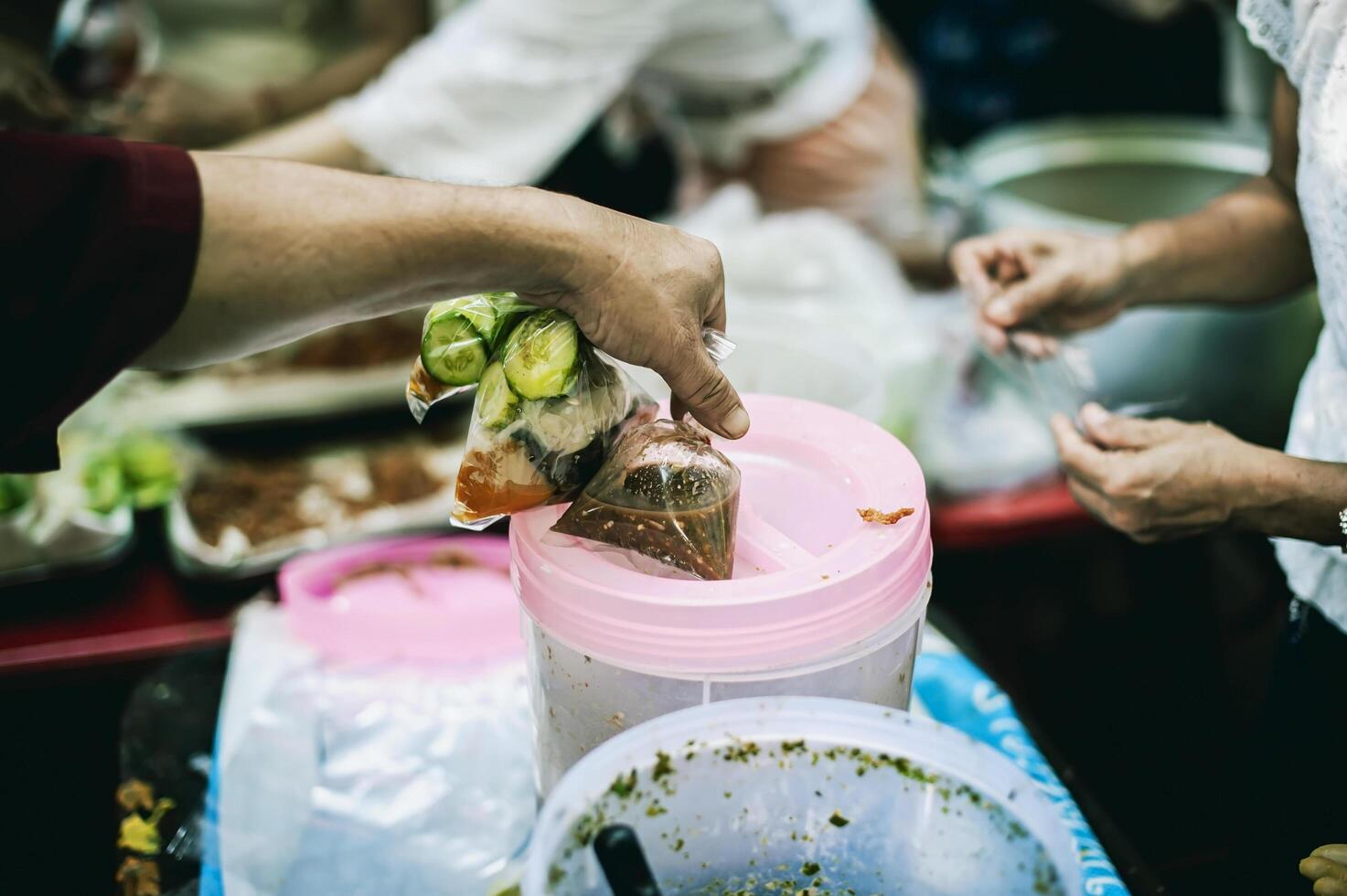 concept van liefdadigheid voedsel voor de arm . de concept van leven problemen, honger in maatschappij . helpen mensen met honger met vriendelijkheid. de handen van bedelaars te ontvangen gedoneerd voedsel foto