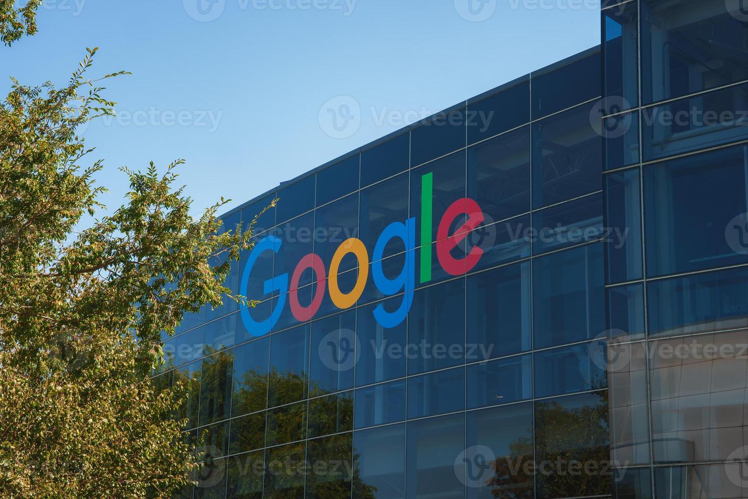 modern gebouw wordt weergegeven kleurrijk google logo, glas facade, Doorzichtig lucht, groen. foto