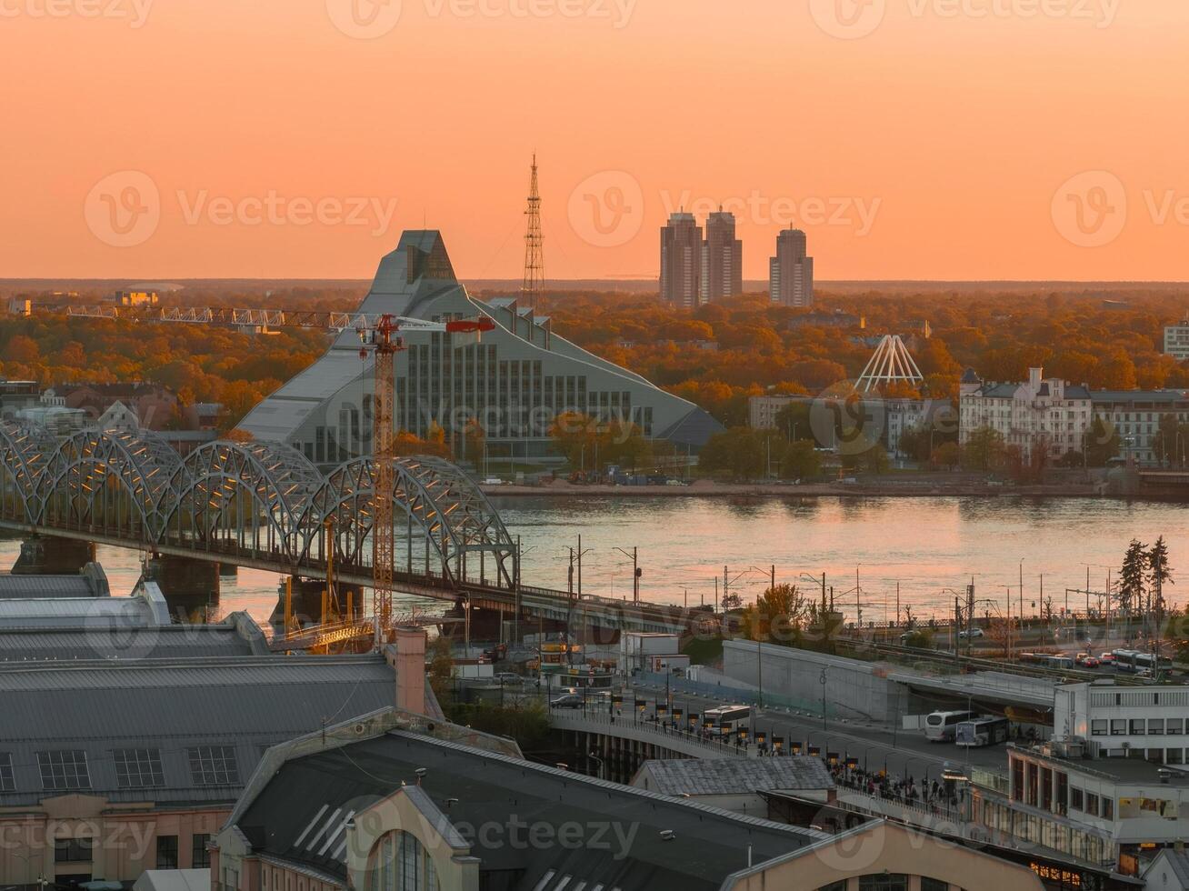 antenne panoramisch zonsondergang over- Riga oud stad- in Letland. mooi voorjaar zonsondergang over- riga. gouden uur brand zonsondergang. foto