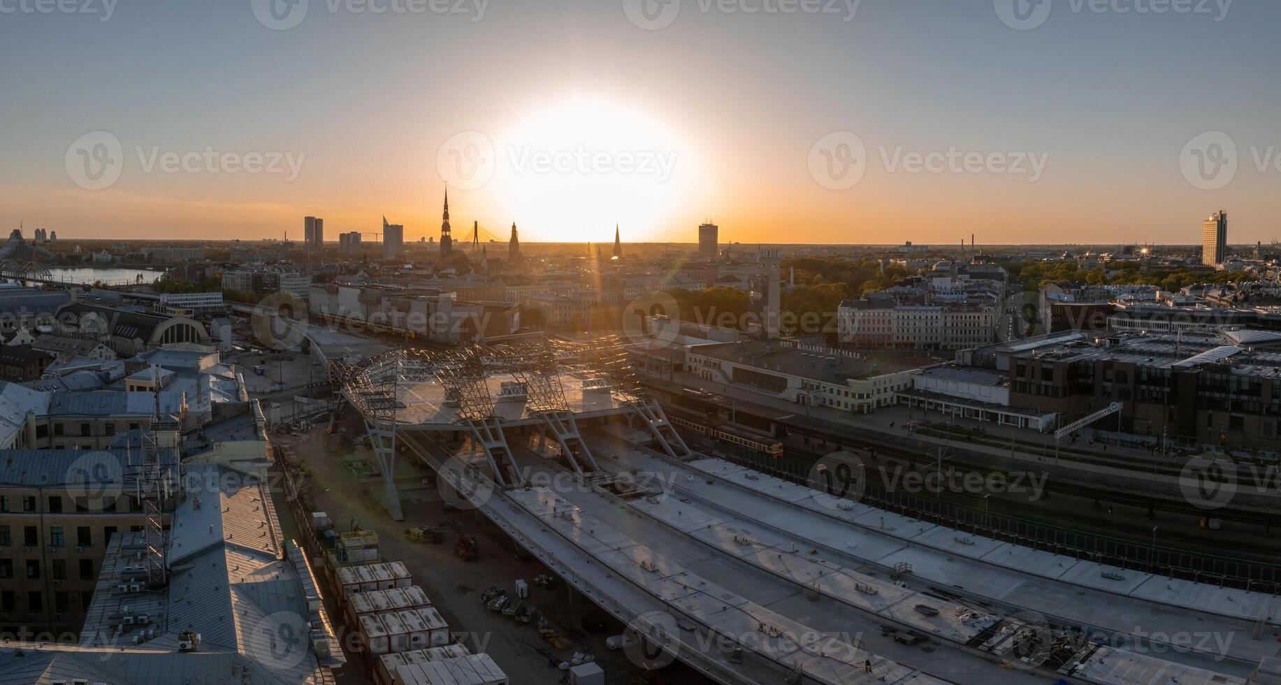 reusachtig het spoor Baltisch bouw zicht project in vooruitgang in riga, Letland. gebouw een hoofd centraal trein station in de centrum van riga. antenne visie. foto