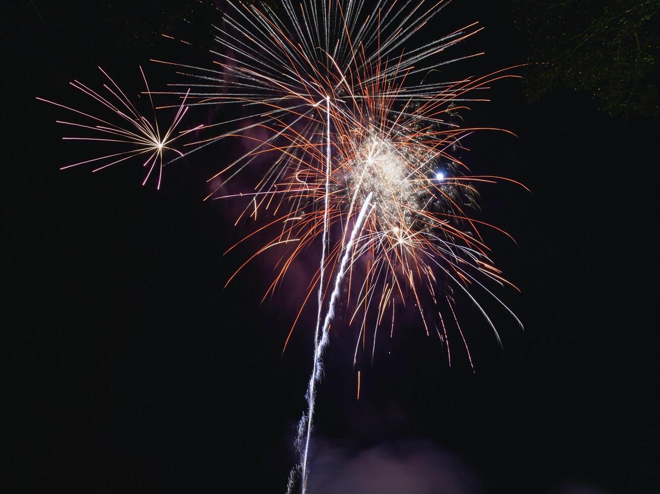 vuurwerk ontploffen in de donker lucht vieren de jaar- festival. foto