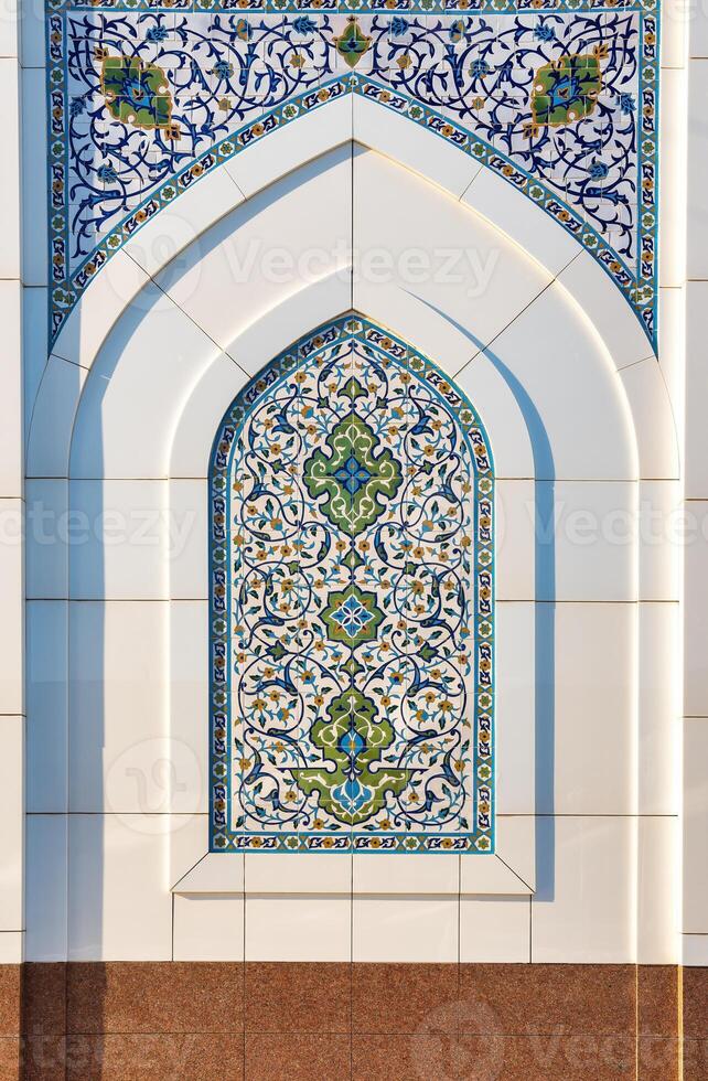 meetkundig traditioneel Islamitisch ornament. keramisch mozaïek. foto