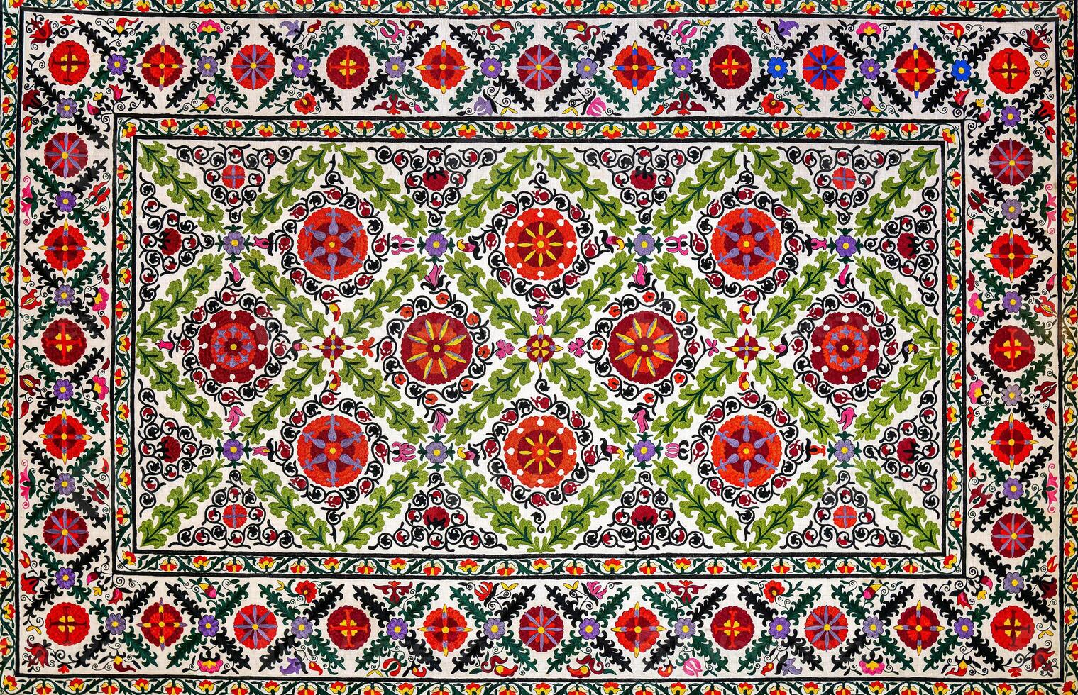 kleurrijk wijnoogst tapijt gemaakt door hand. oosters handwerk van de 19e eeuw. abstract achtergrond. foto