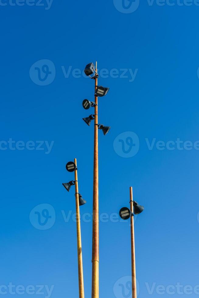 pijlers met modern LED lantaarns tegen de blauw lucht. foto