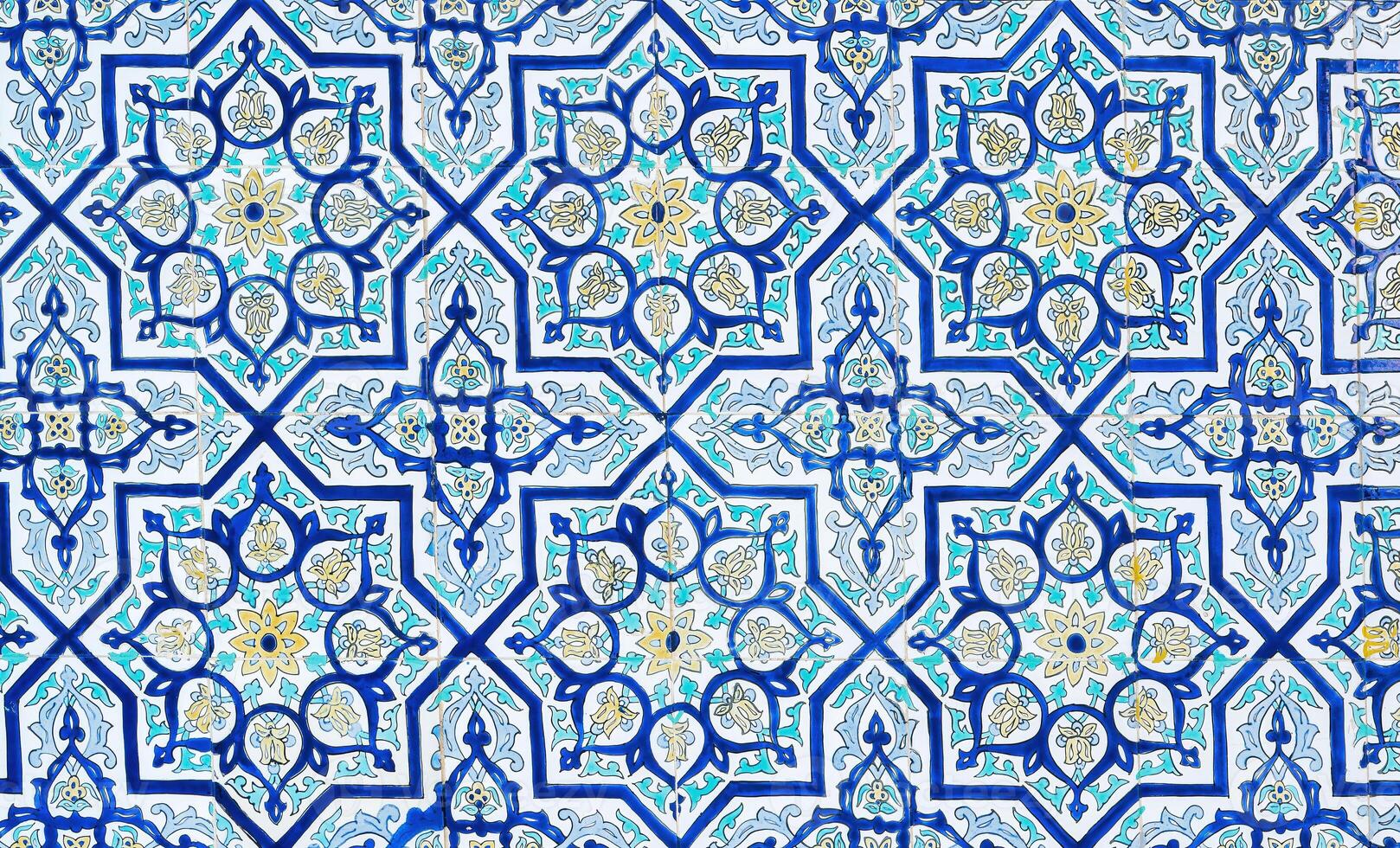 meetkundig traditioneel Islamitisch ornament. fragment van een keramisch mozaïek. foto