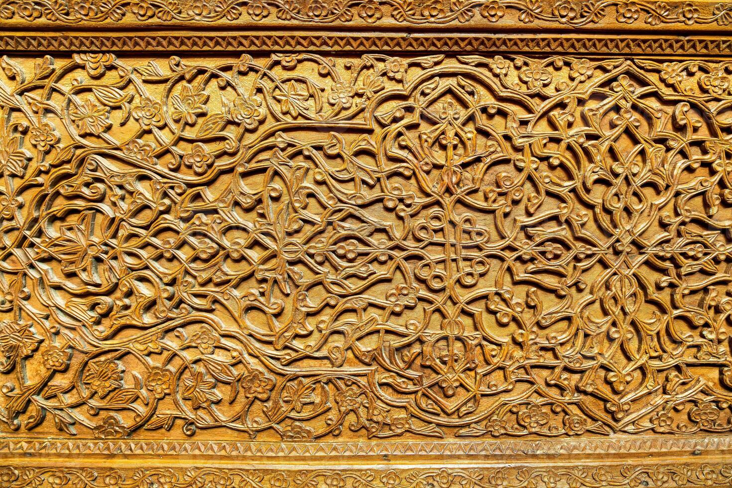 fragment van een oude gesneden houten deur. overladen. foto