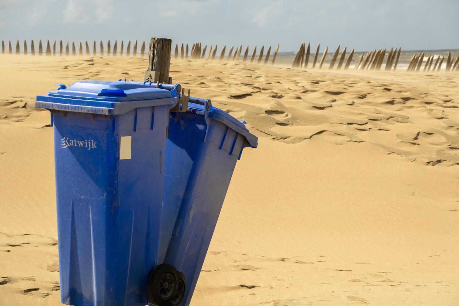 katwijk,nederland, 24-04-2024, blauw afval vuilnis kan Aan de zanderig strand foto