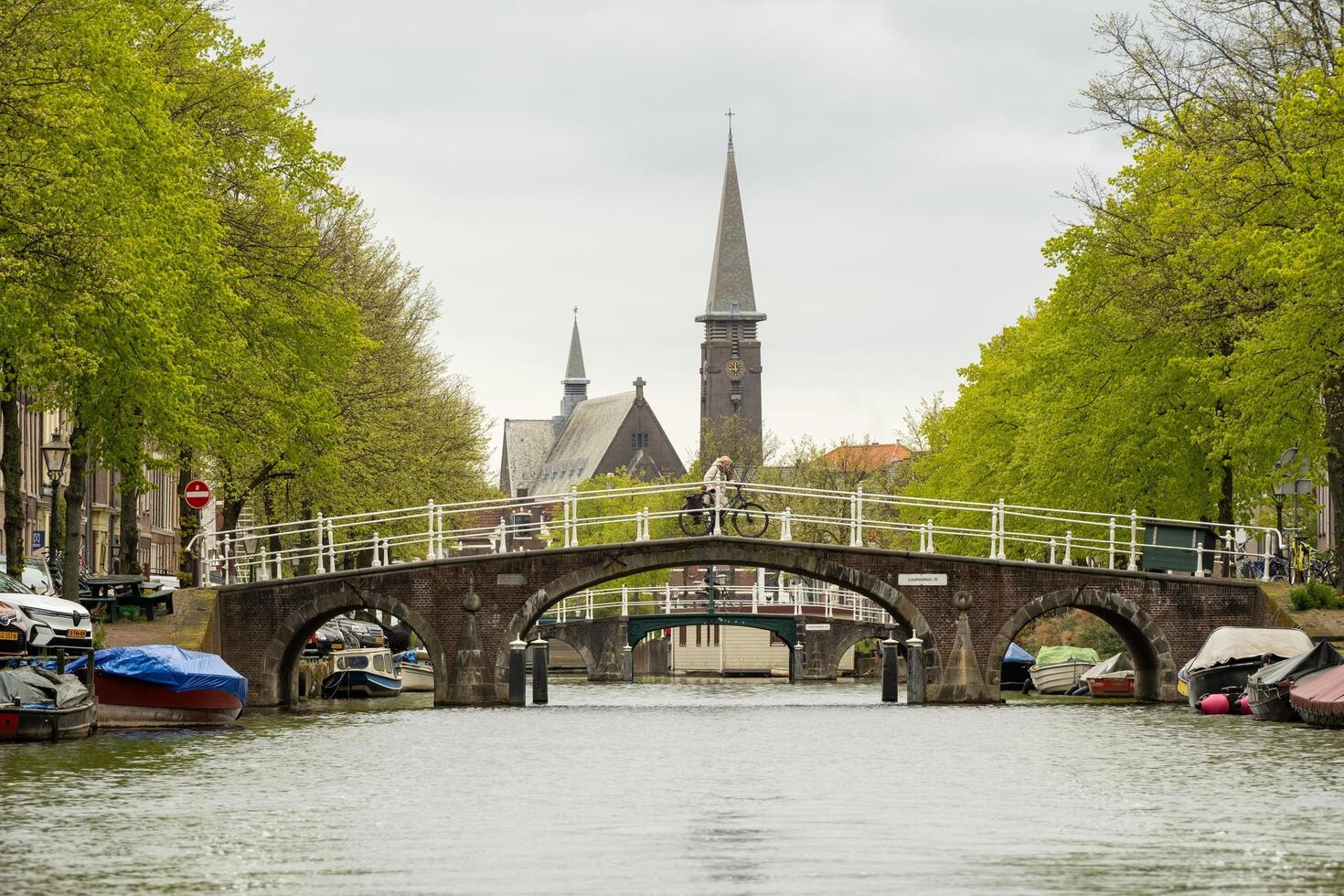 Leiden, nederland, 25-04-2024, kanaal in de historisch stad foto