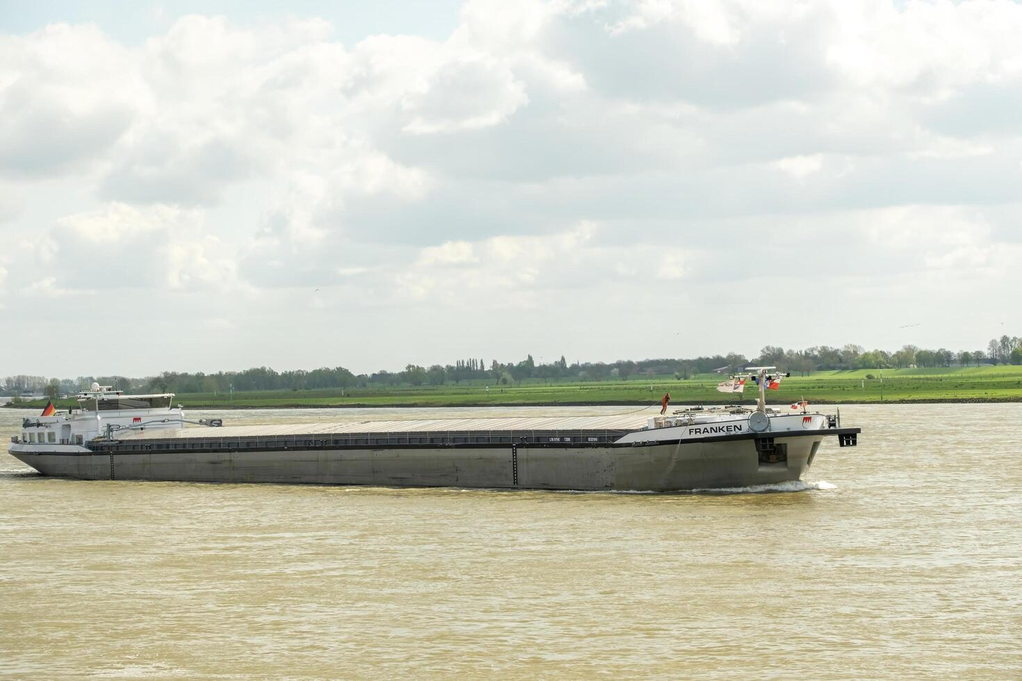 Emmerich, Duitsland,04-10-2024, rivier- rijn, Franken, lading schip foto