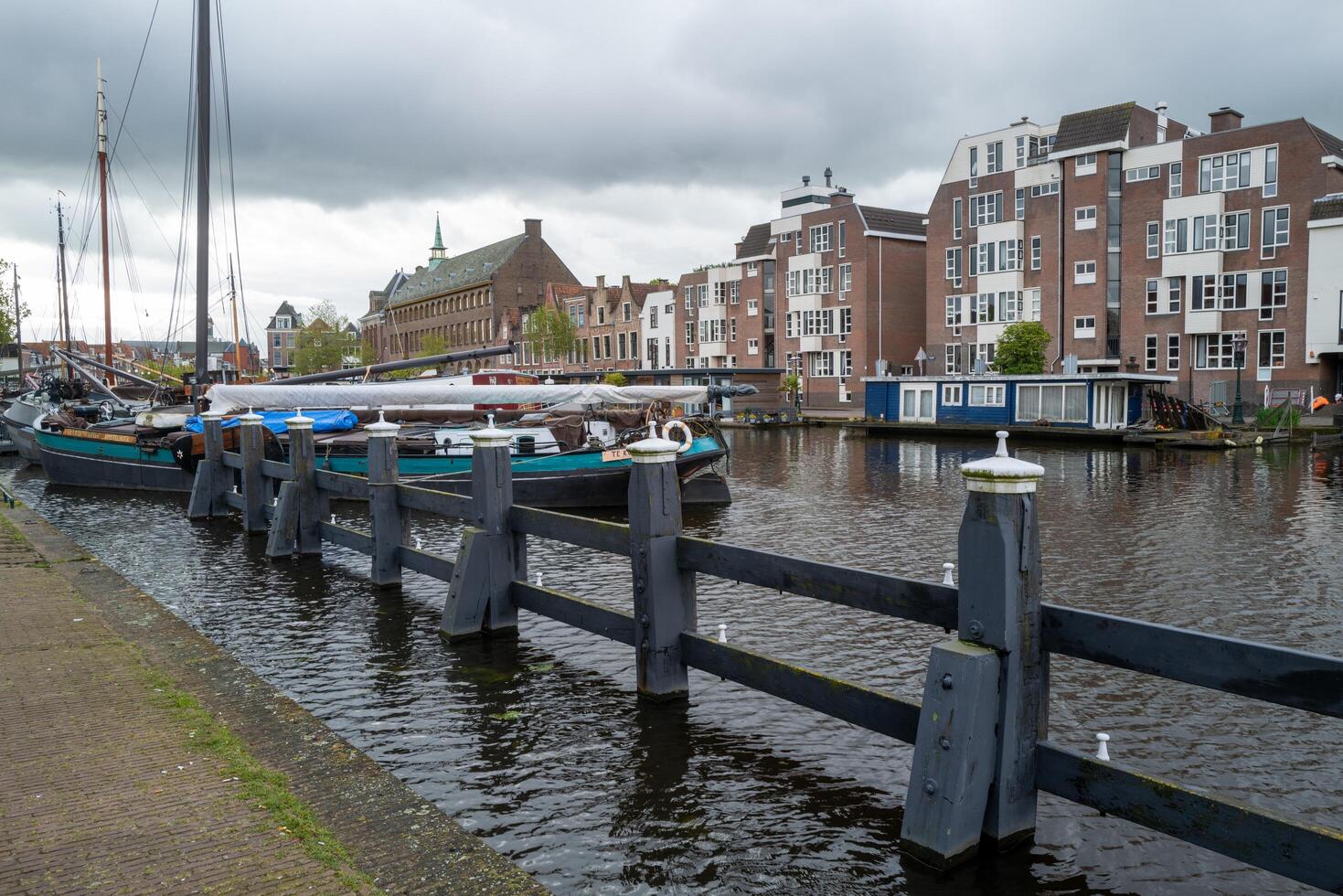 Leiden, nederland, 25-04-2024, kanaal in de historisch stad foto