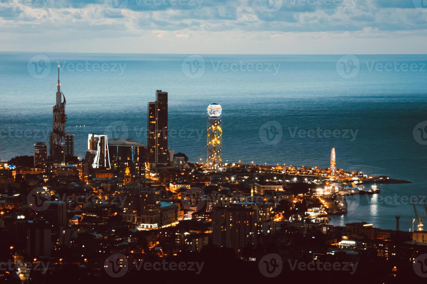 verbazingwekkend panoramisch visie van batumi stad horizon in blauw uur dag naar nacht. Georgië toevlucht batumi 2022 foto