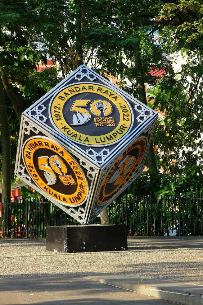 Kuala lomp, Maleisië Aan mei 21 2023. een kubusvormig monument naar herdenken dirgahayu bandar raya Kuala lumpur 1972 - 2022. gelegen in stad centrum foto