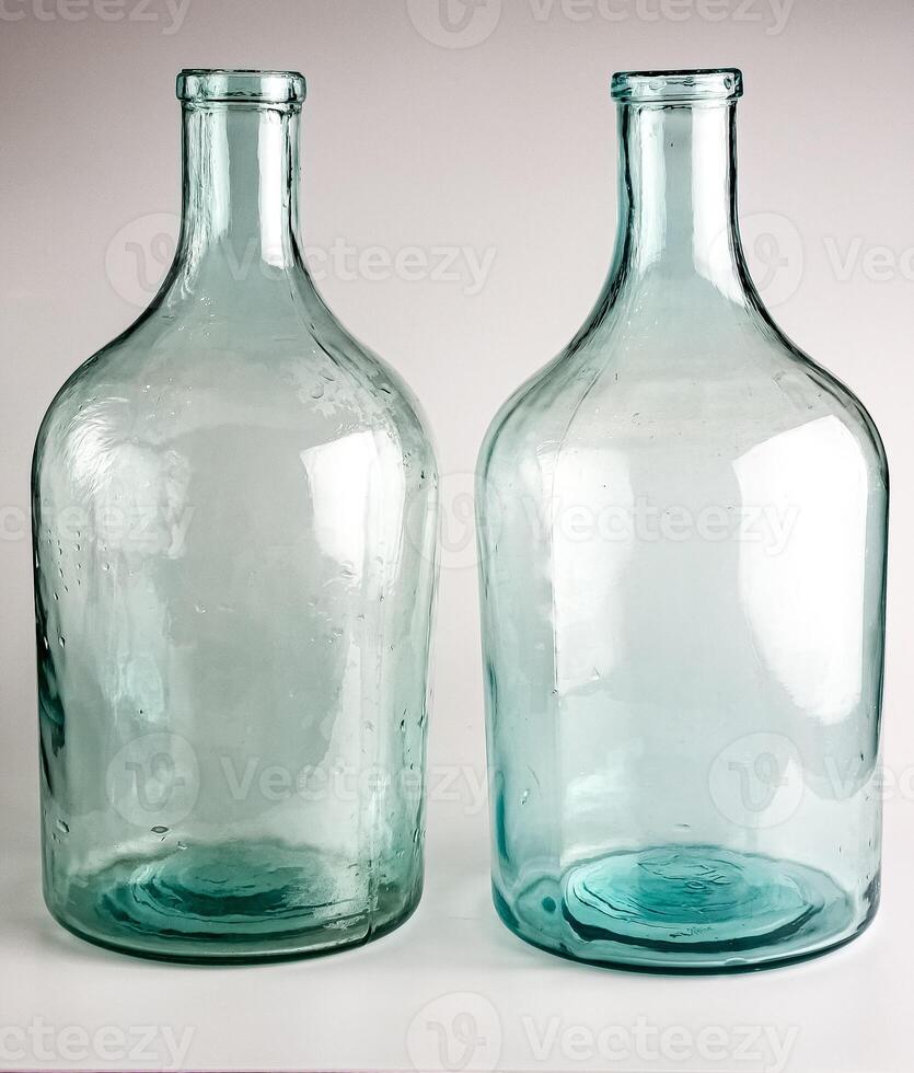 leeg oud glas potten met een versmallen nek voor wijn en geesten. gemaakt in de ussr in de omgeving van Jaren 30 foto