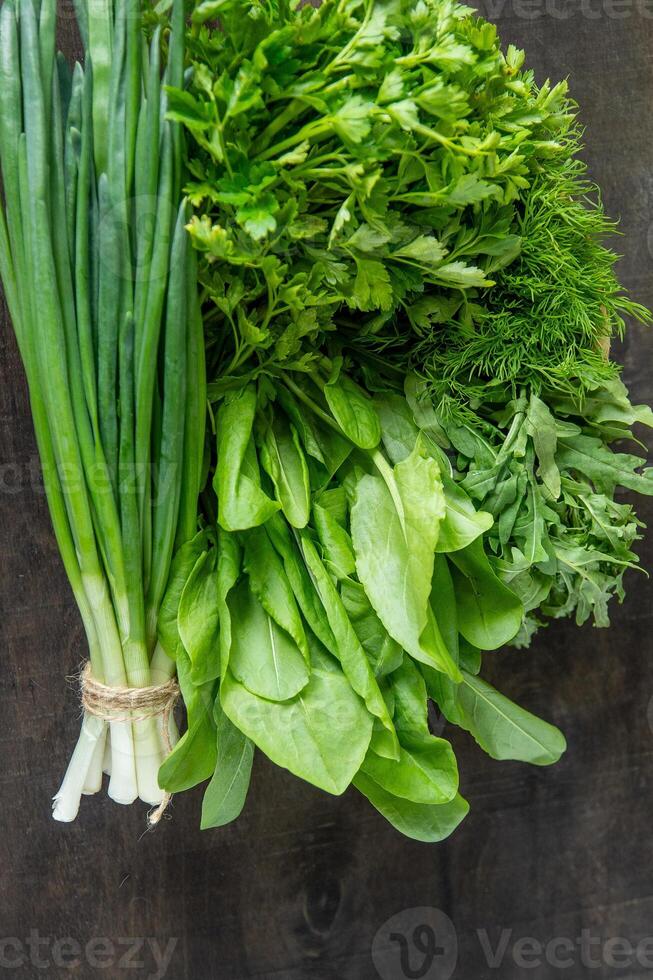 groen uien, spinazie, peterselie en dille. vitamine voedsel. bereiden Groenen voor salade. foto