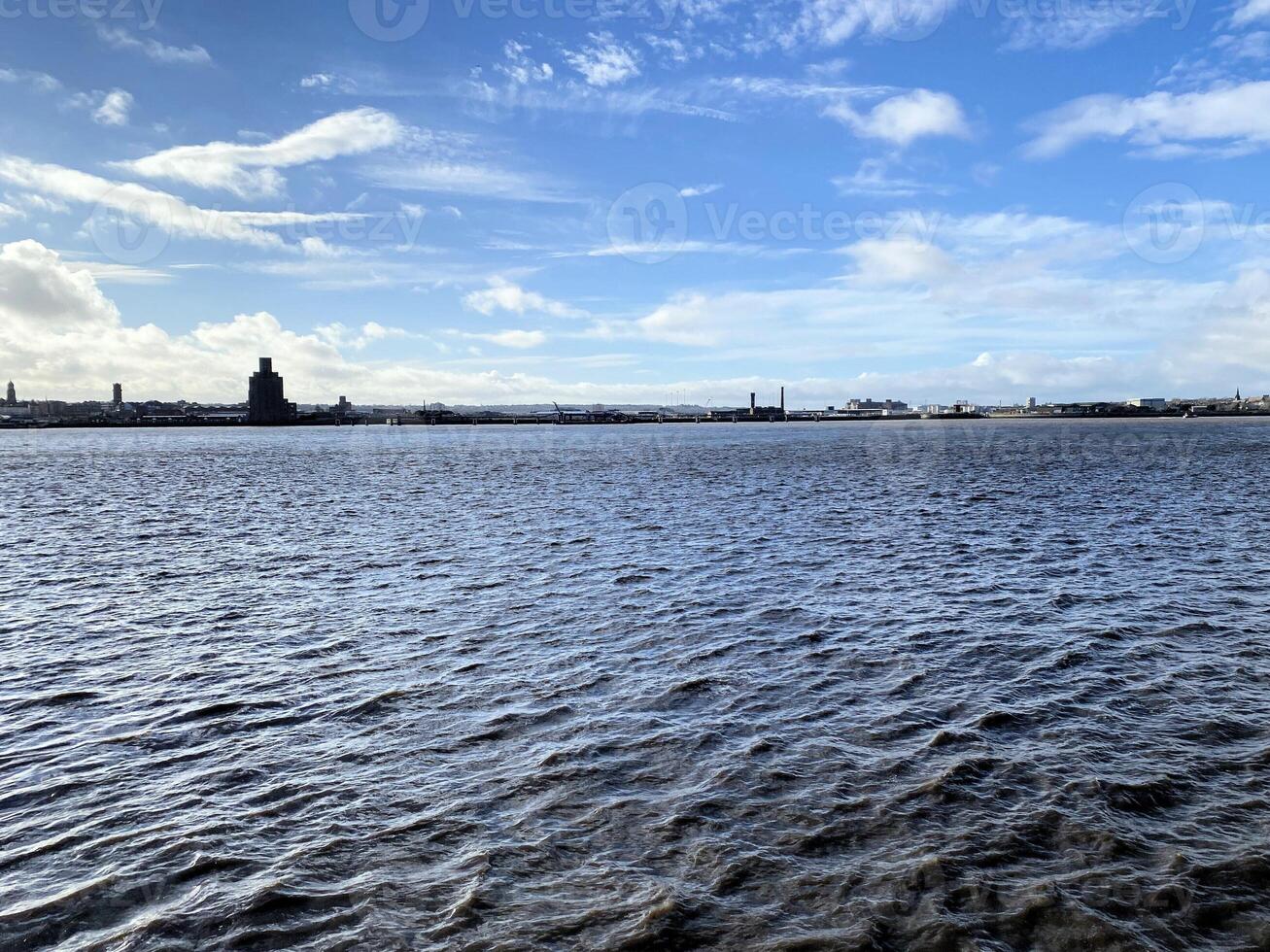 een visie van de rivier- mersey in de buurt Liverpool foto