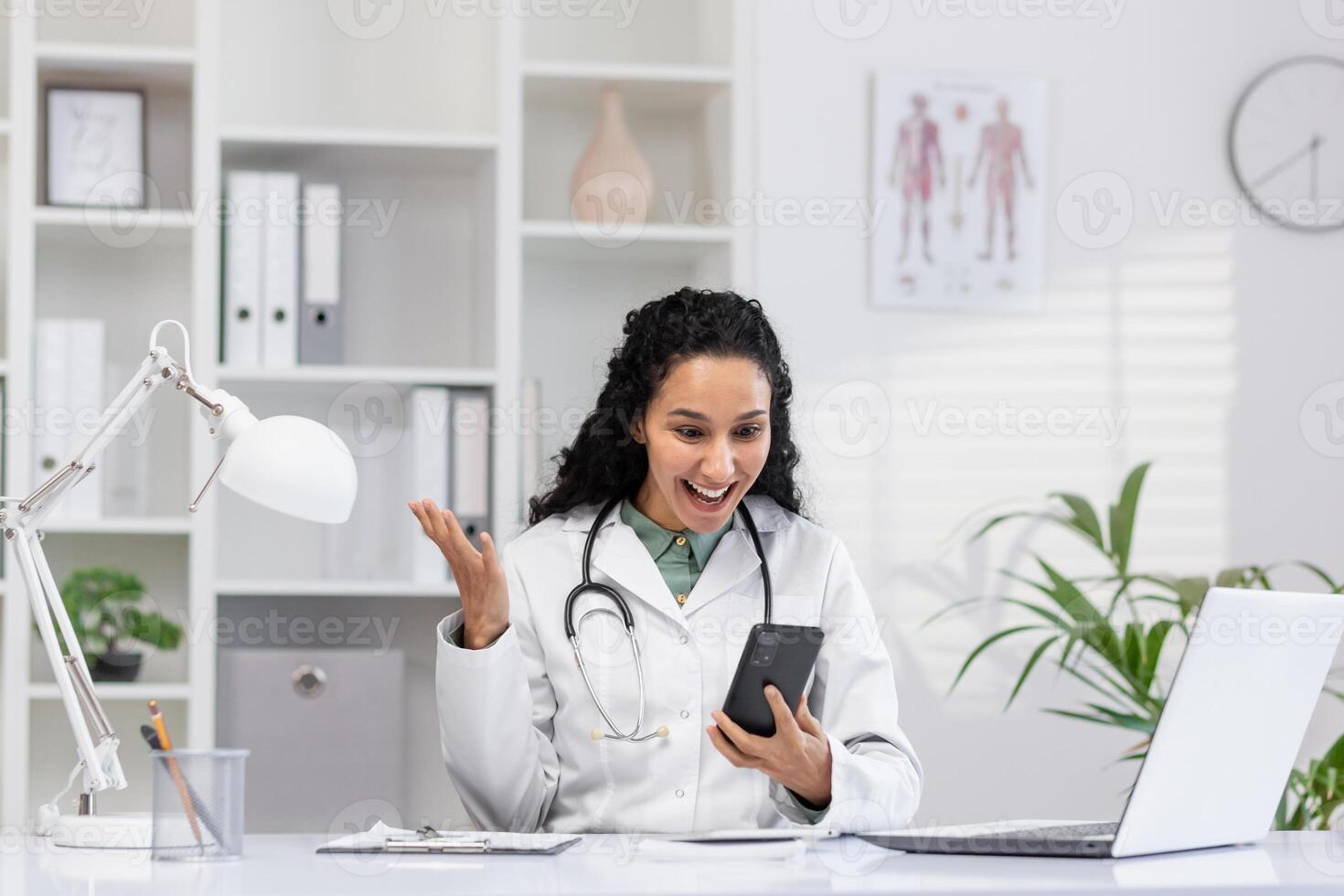 een vrolijk vrouw dokter hebben een levendig telefoontje overleg van haar modern kantoor, demonstreren geduldig zorg en professionaliteit. foto