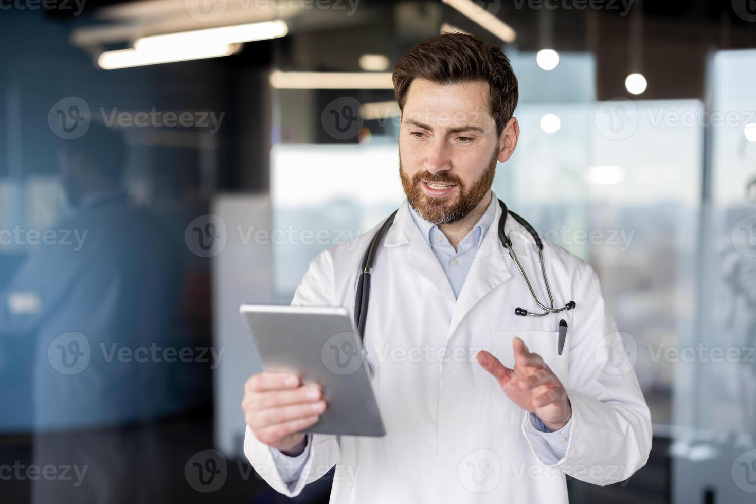 professioneel mannetje gezondheidszorg aanbieder in laboratorium jas gebruik makend van tablet voor virtueel overleg. technologie in geneeskunde concept. foto