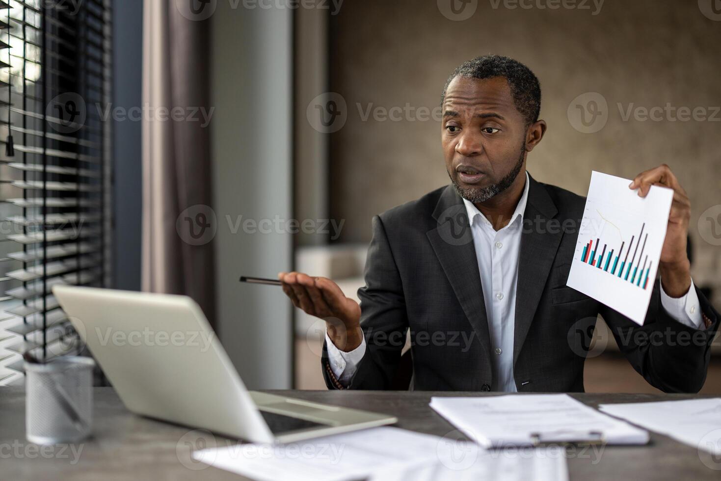 gefocust mannetje zakelijke professioneel legt uit bedrijf strategie met groei tabel in een goed verlicht kantoor instelling. foto