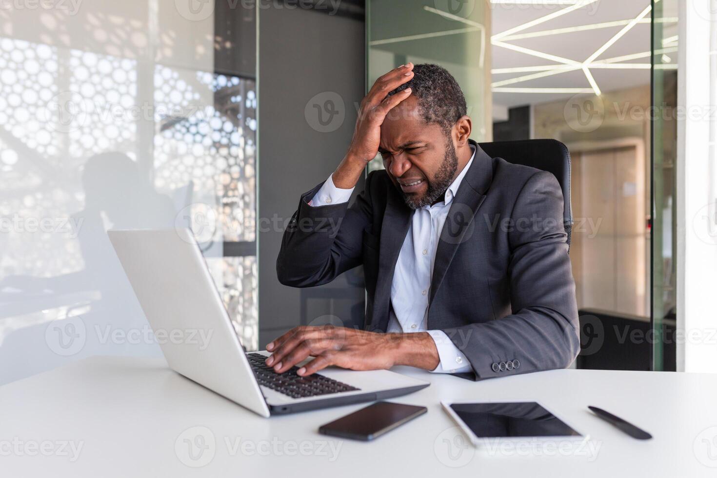 ontevreden en van streek Afrikaanse Amerikaans Mens Bij werkplek, volwassen ervaren baas teleurgesteld met financieel resultaten van prestatie binnen kantoor, failliet bankier investeerder. foto