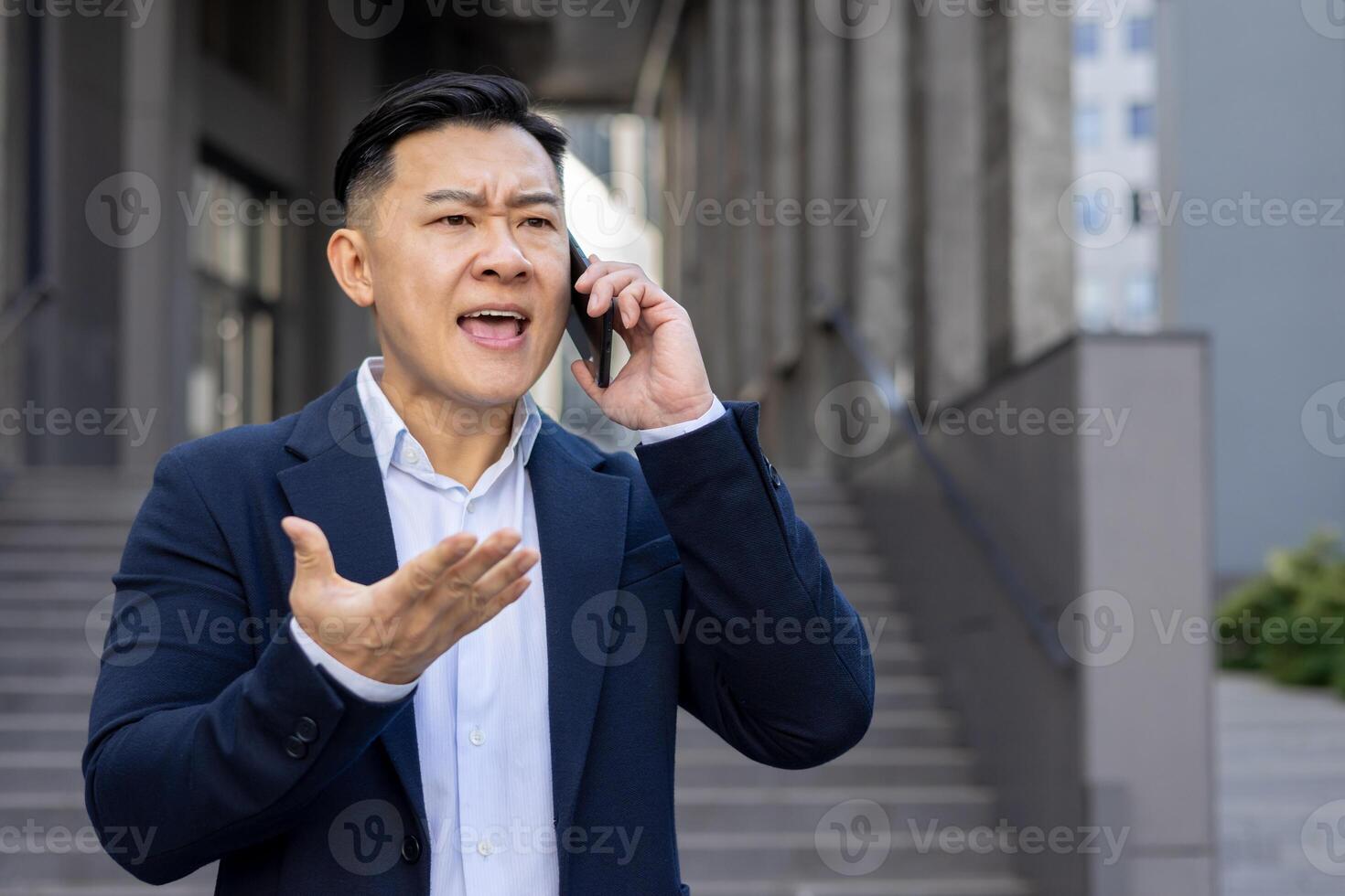 een opgewonden professioneel Mens in een formeel pak communiceert over- een cel telefoon met een ontevreden uitdrukking. foto