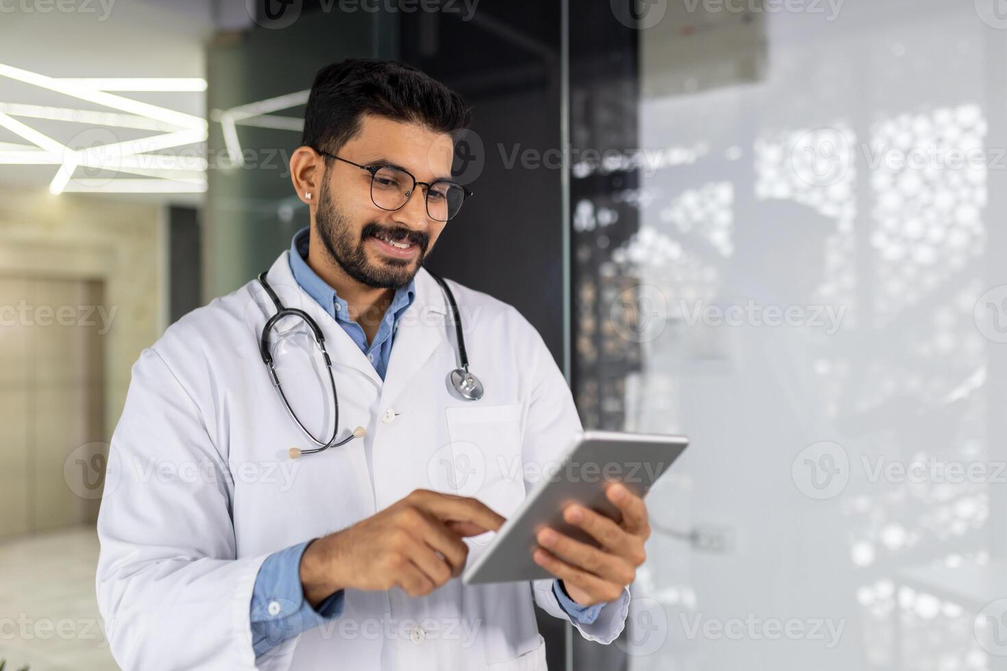 zelfverzekerd jong mannetje gezondheidszorg professioneel werken met een tablet in een helder medisch kantoor instelling, belichamen de mengsel van technologie en zorg. foto