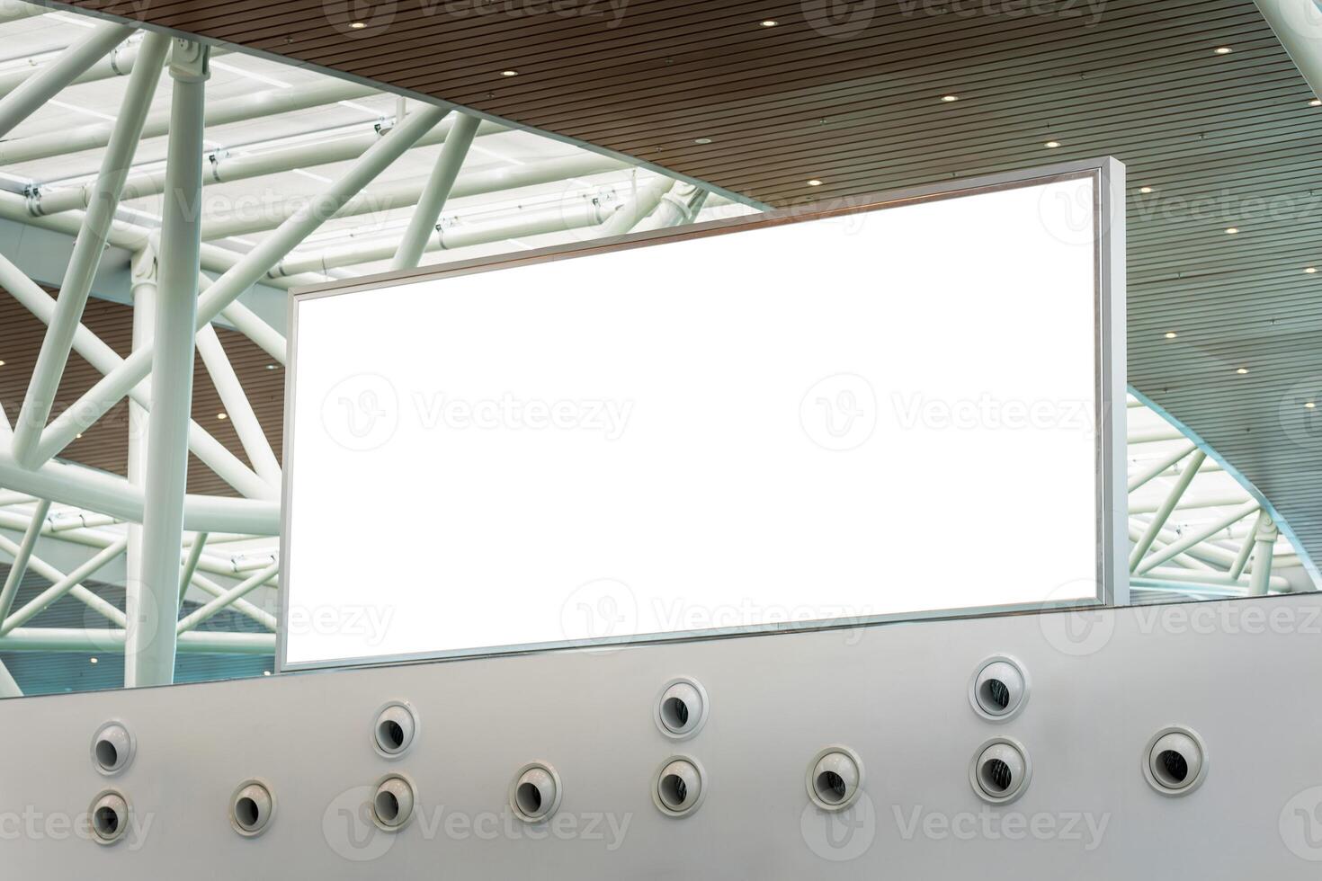 blanco aanplakbord uithangbord in de luchthaven, reclame mockup voor advertentie plaatsing reclame in de gebouw foto