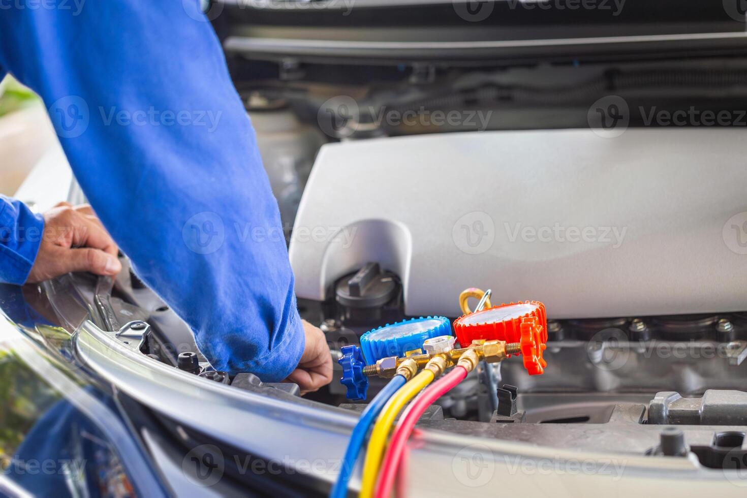 technicus controleren auto lucht conditioning systeem koelmiddel opladen, auto lucht conditioning reparatie foto