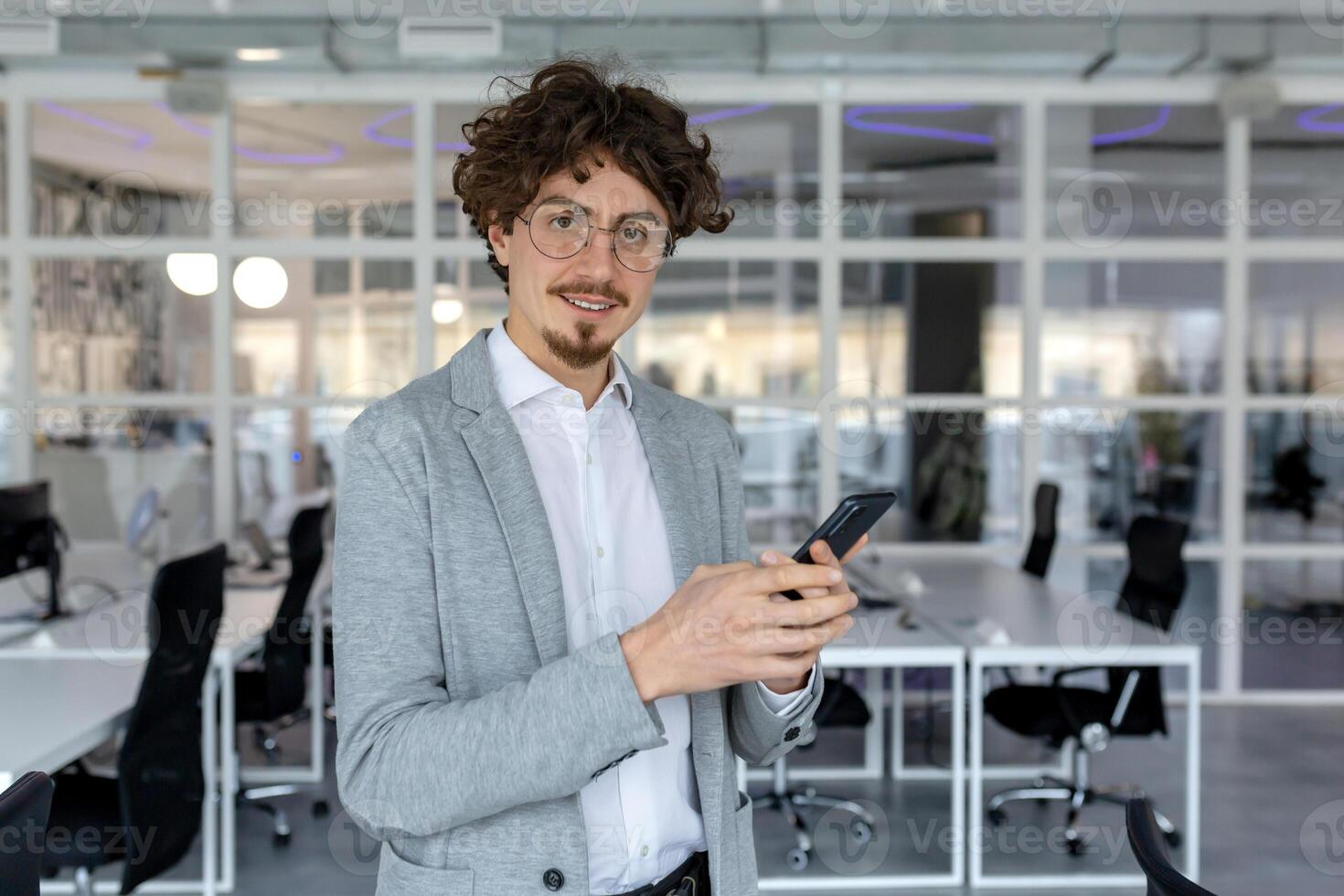 deskundige jong zakenman met een aangenaam houding werken Bij zijn kantoor, presentatie van bevoegdheid en toewijding met een gefocust nog positief emotioneel staat. foto