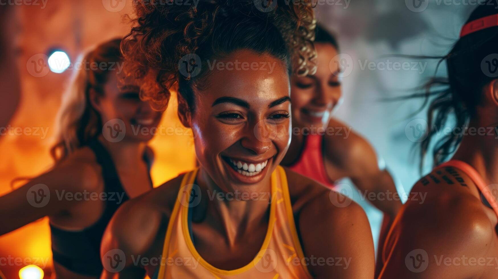 een groep van vrienden bemoedigend elk andere net zo ze compleet een hoge energie training in een winkel geschiktheid studio foto