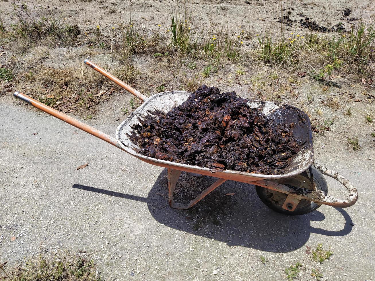 natte compost in een kruiwagen foto