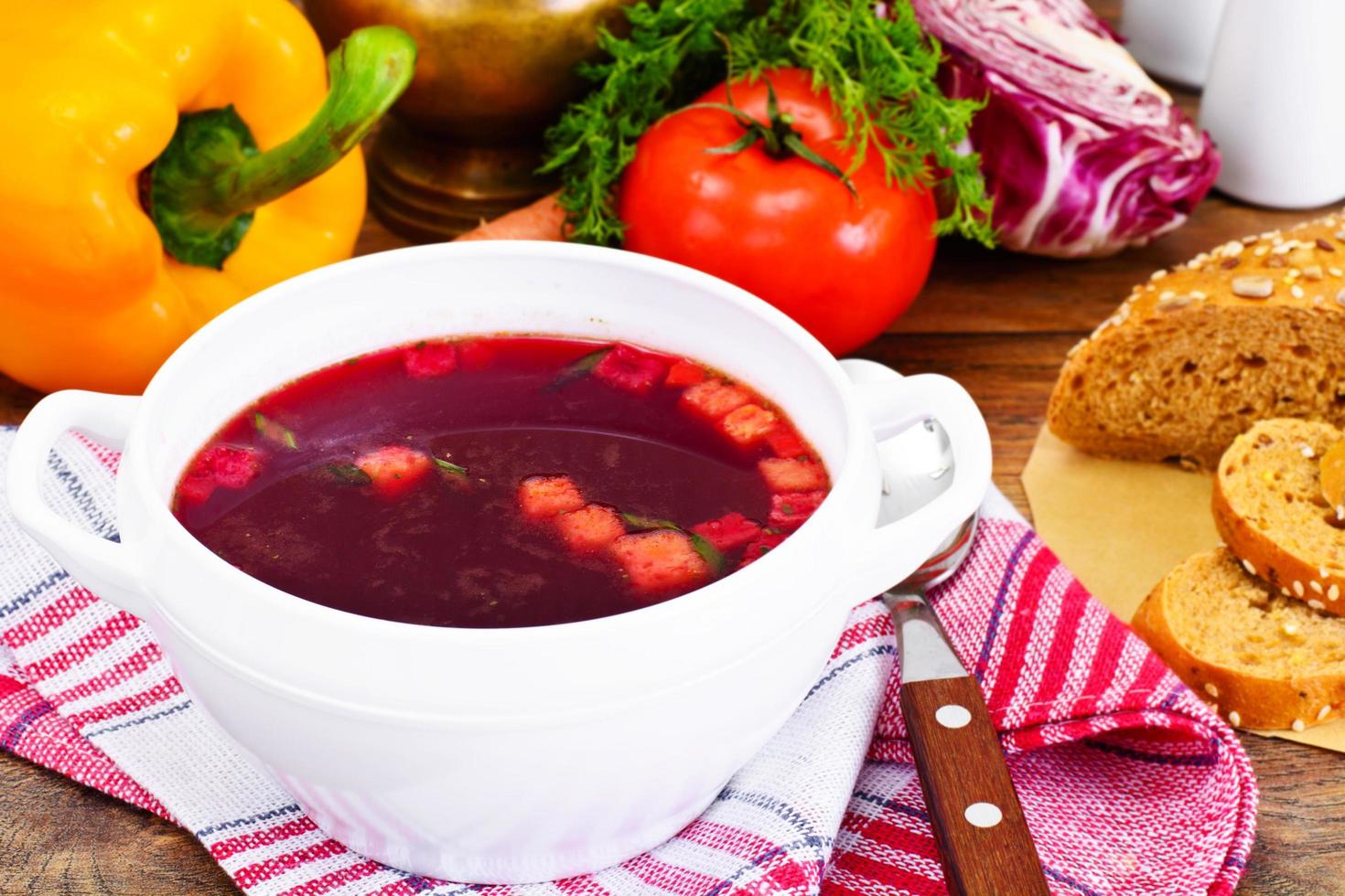 gezond eten. soep met bieten, tomaat en groenten foto