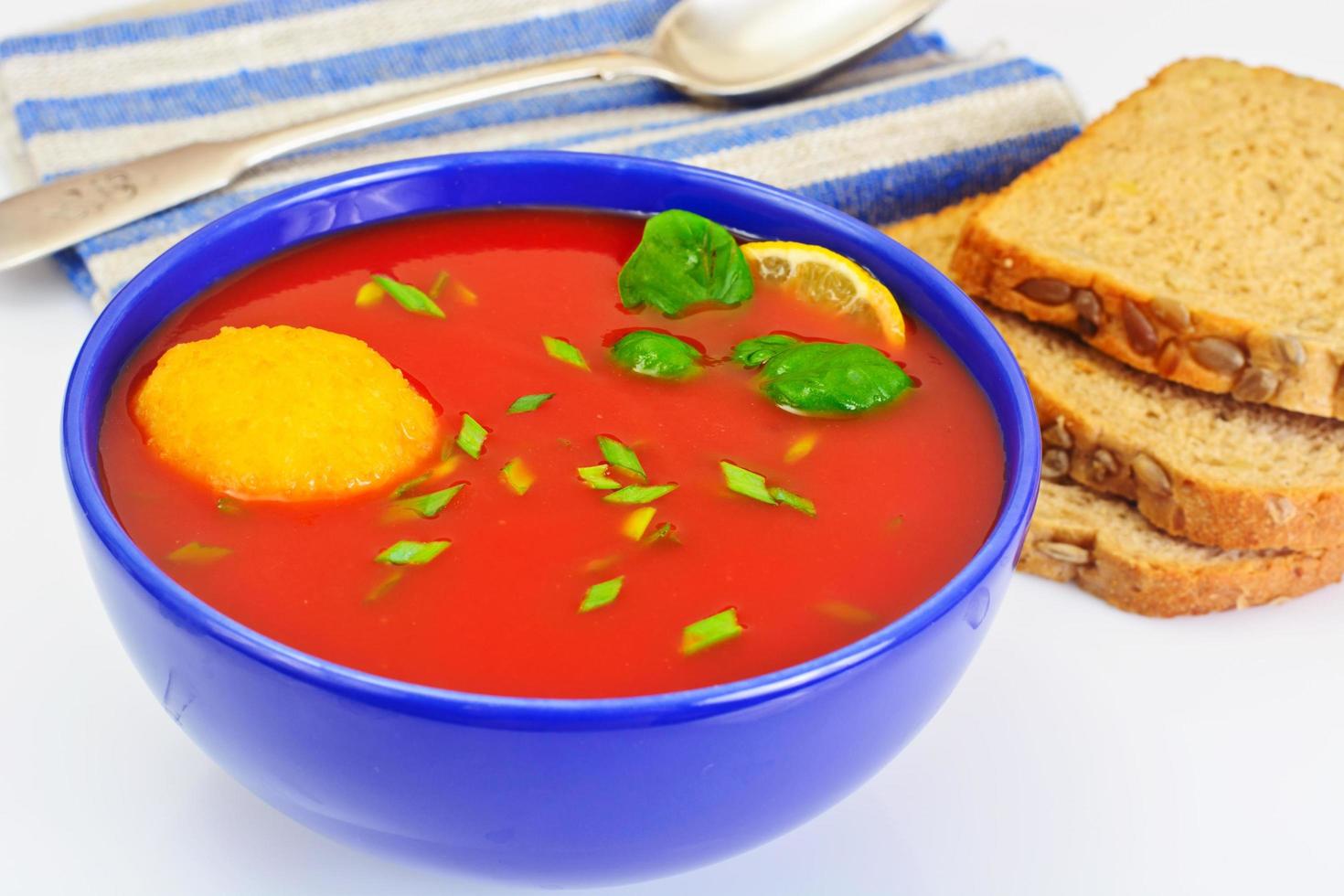 Tomatensoep Met Pikante Paprika's, Kaasballetjes, Knoflook en Peterselie foto