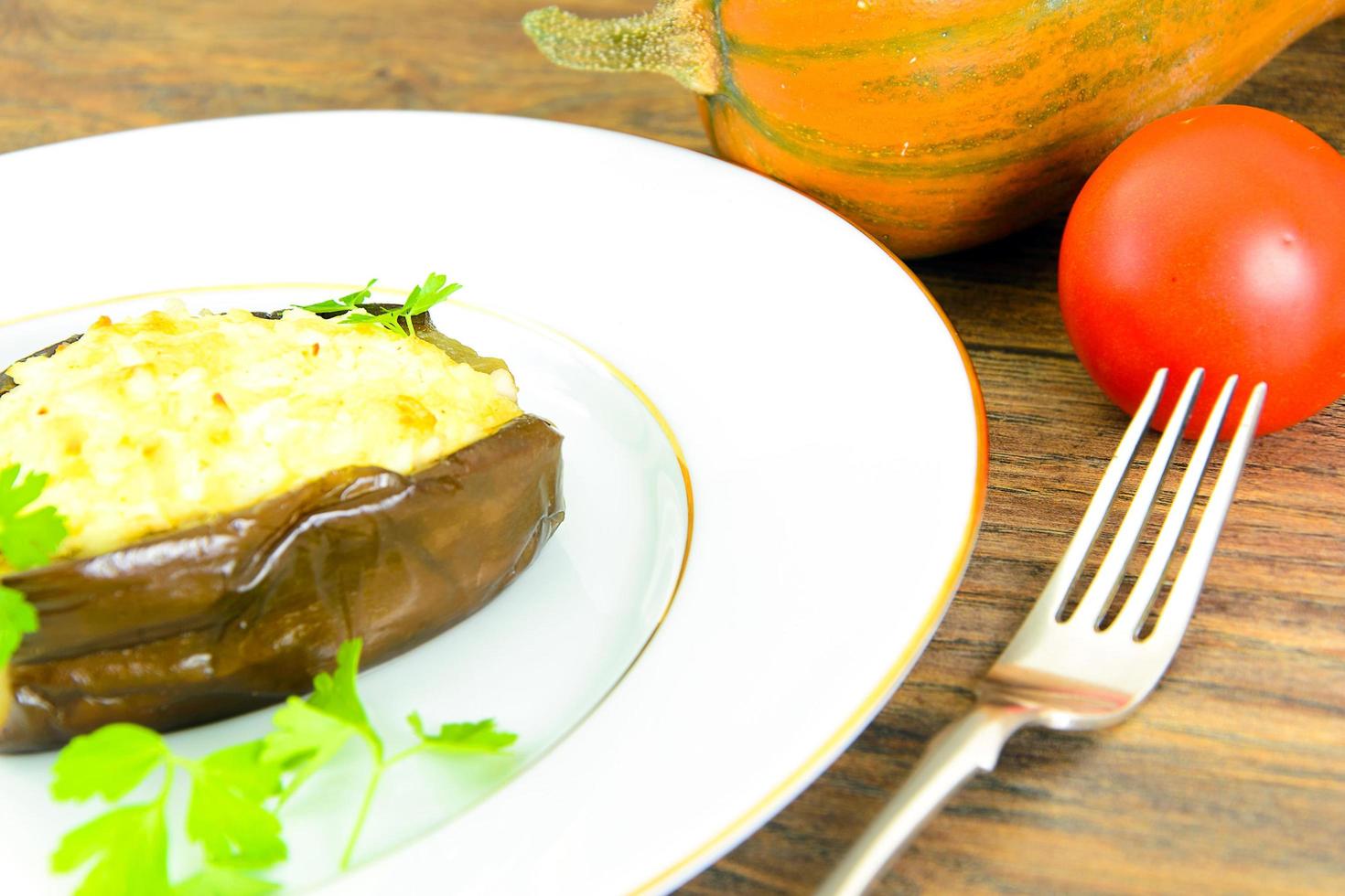 aubergine gevuld met en tomaten. foto