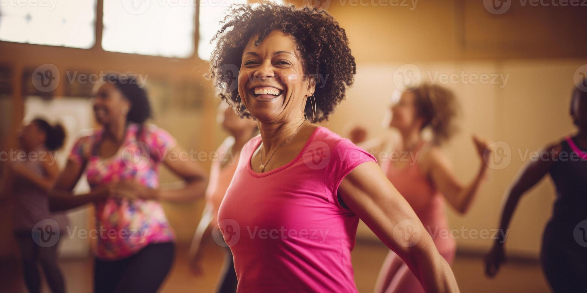 ouderen vrouw dansen Bij dans lessen foto